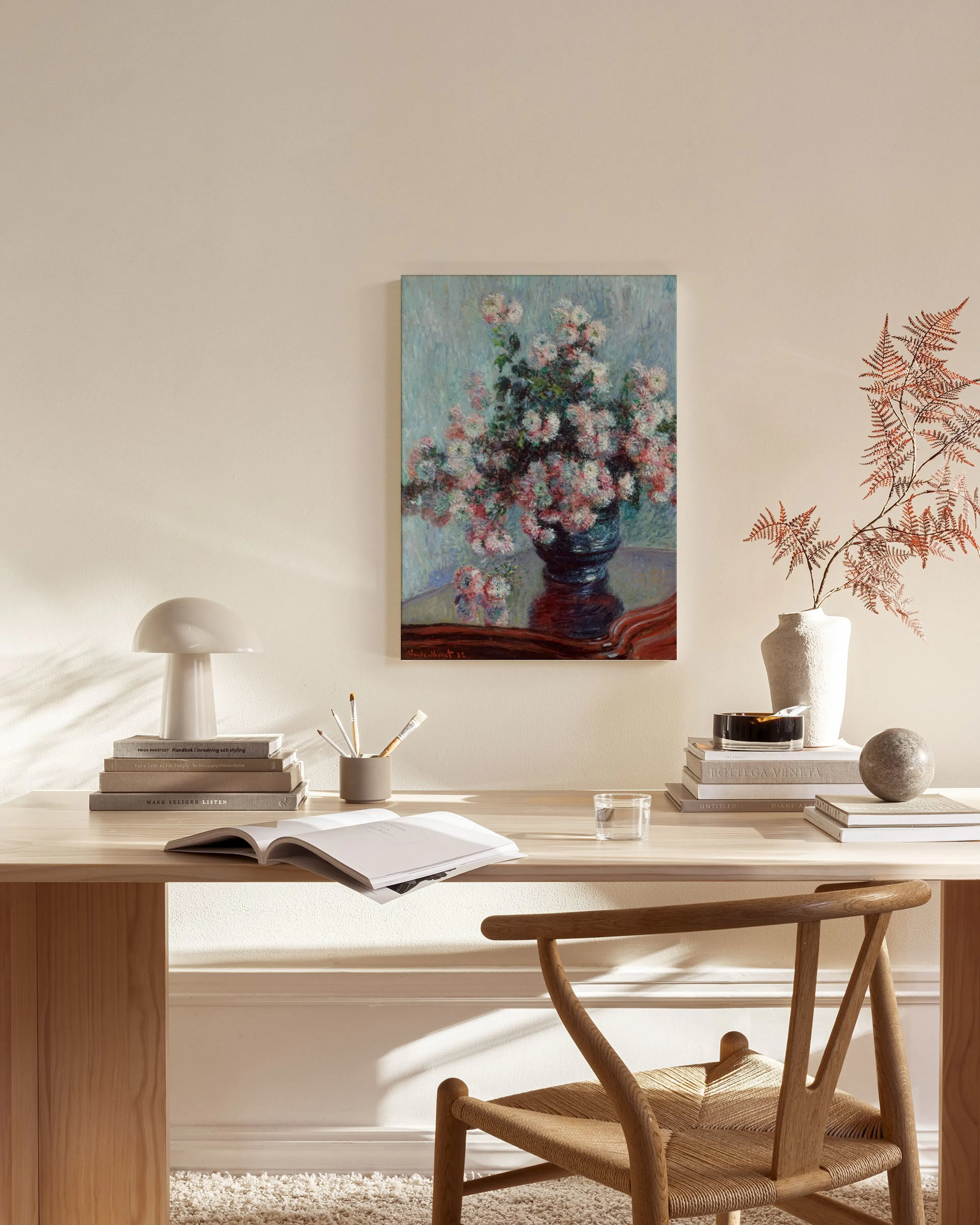 Canvas met impressionistisch bloemenstilleven, hangend boven een houten dressoir in een lichte woonkamer.