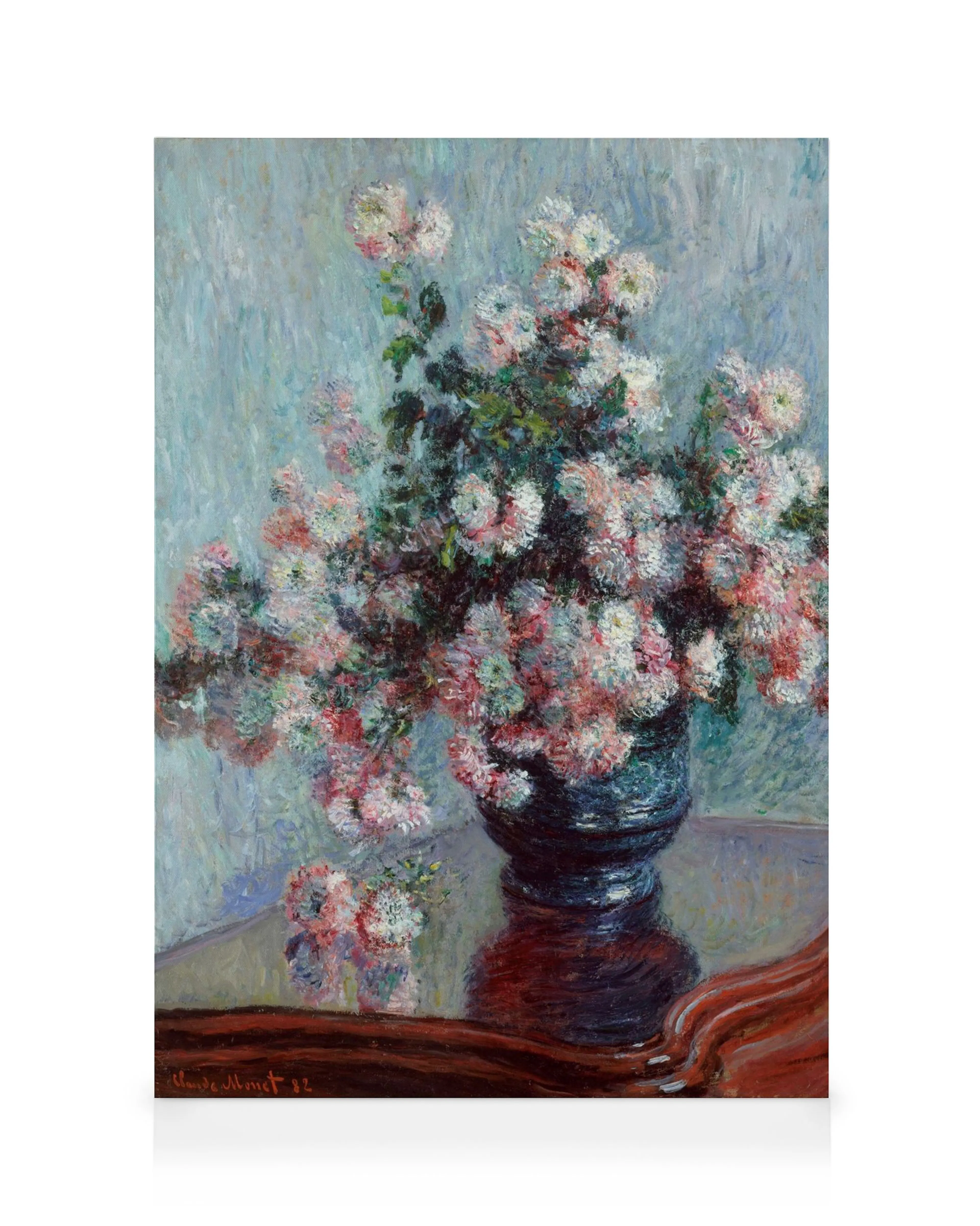 Monets olieverfschilderij van roze en witte chrysanten in een donkerblauwe vaas op een houten tafel.