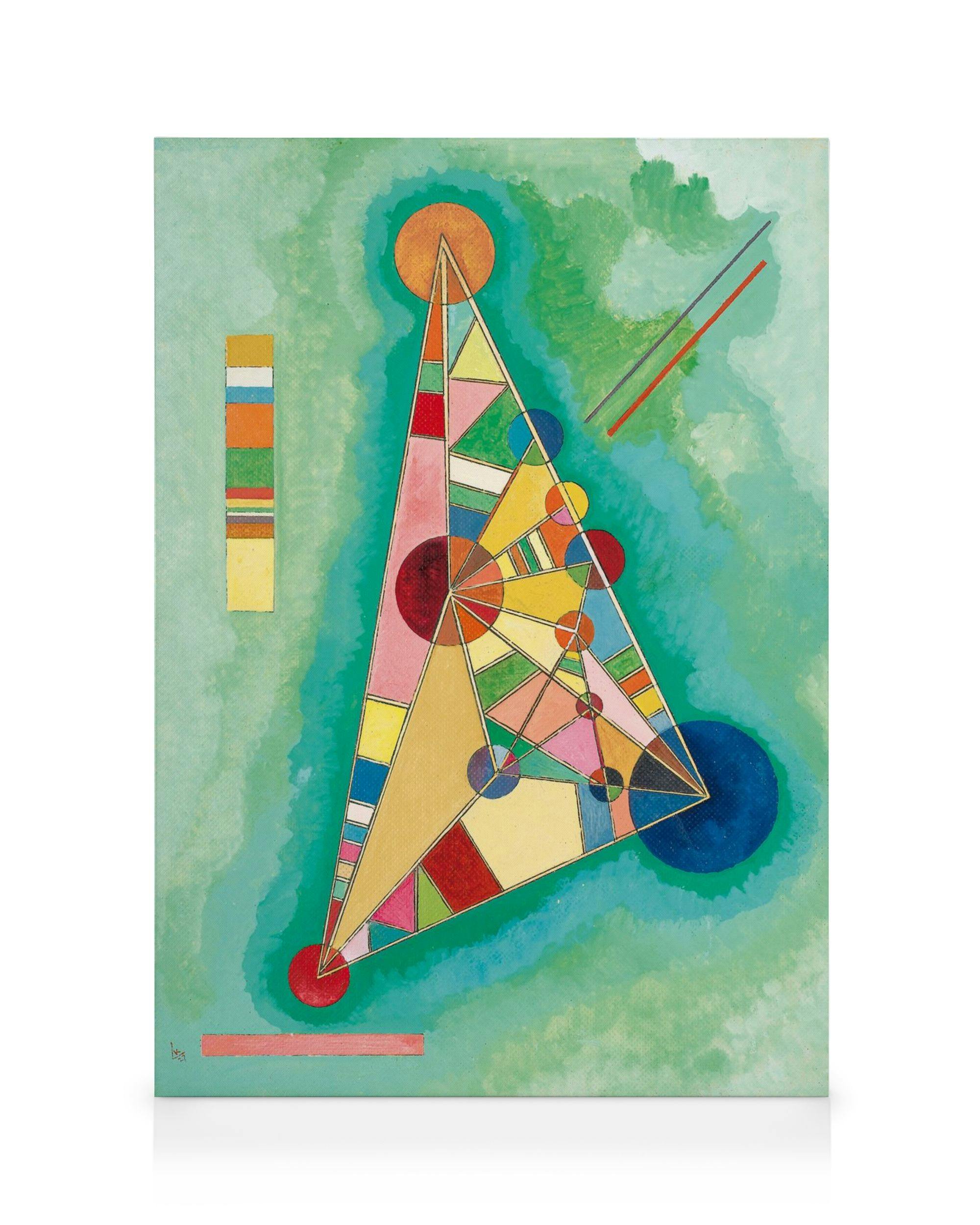 Kandinskyho obraz na plátne Variegation in the Triangle s farebnými geometrickými tvarmi na zelenom pozadí.