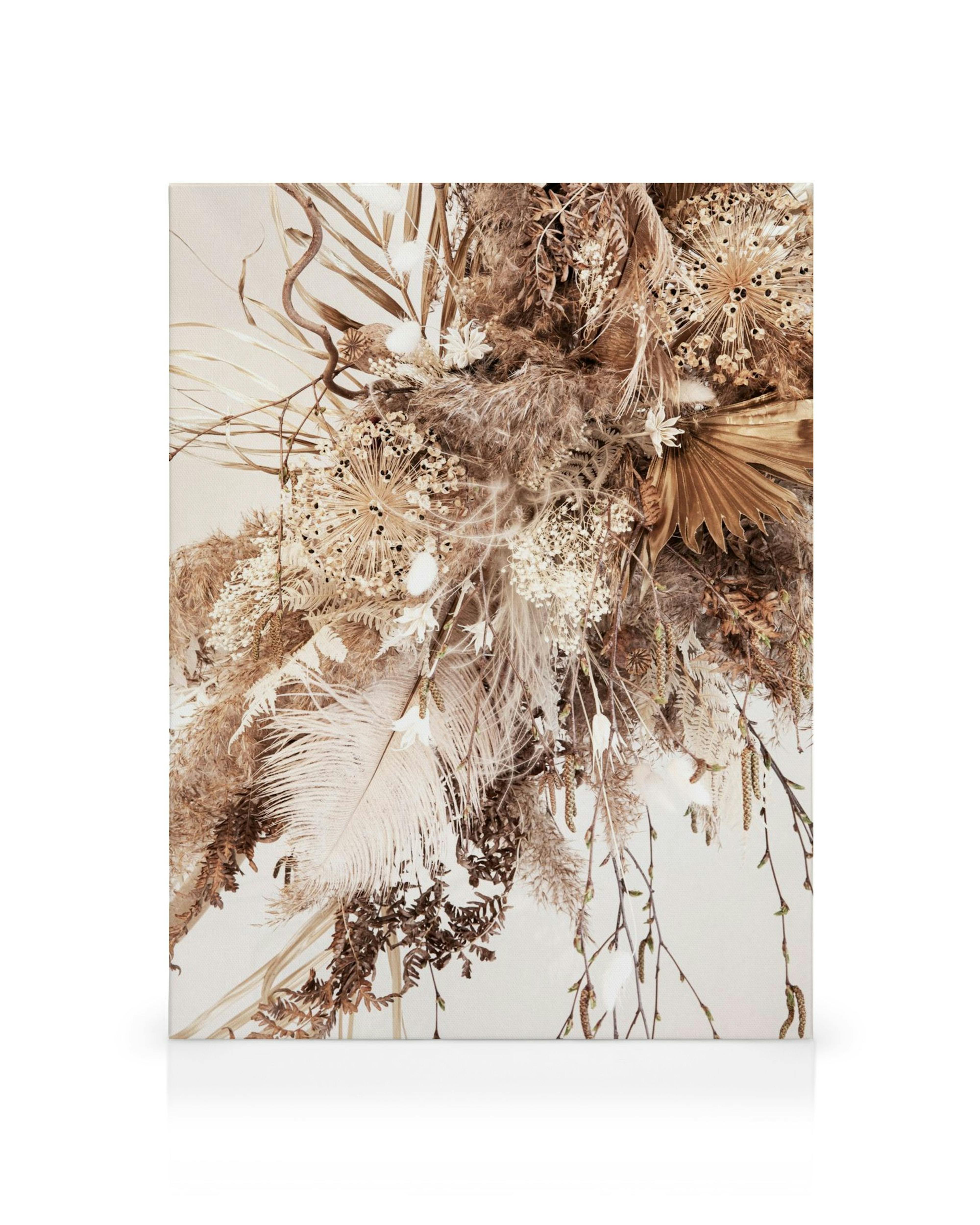 Leinwandbild mit getrockneten Blumen in Beige und Braun, Federn, Farnen und Palmblättern, botanische Wandkunst