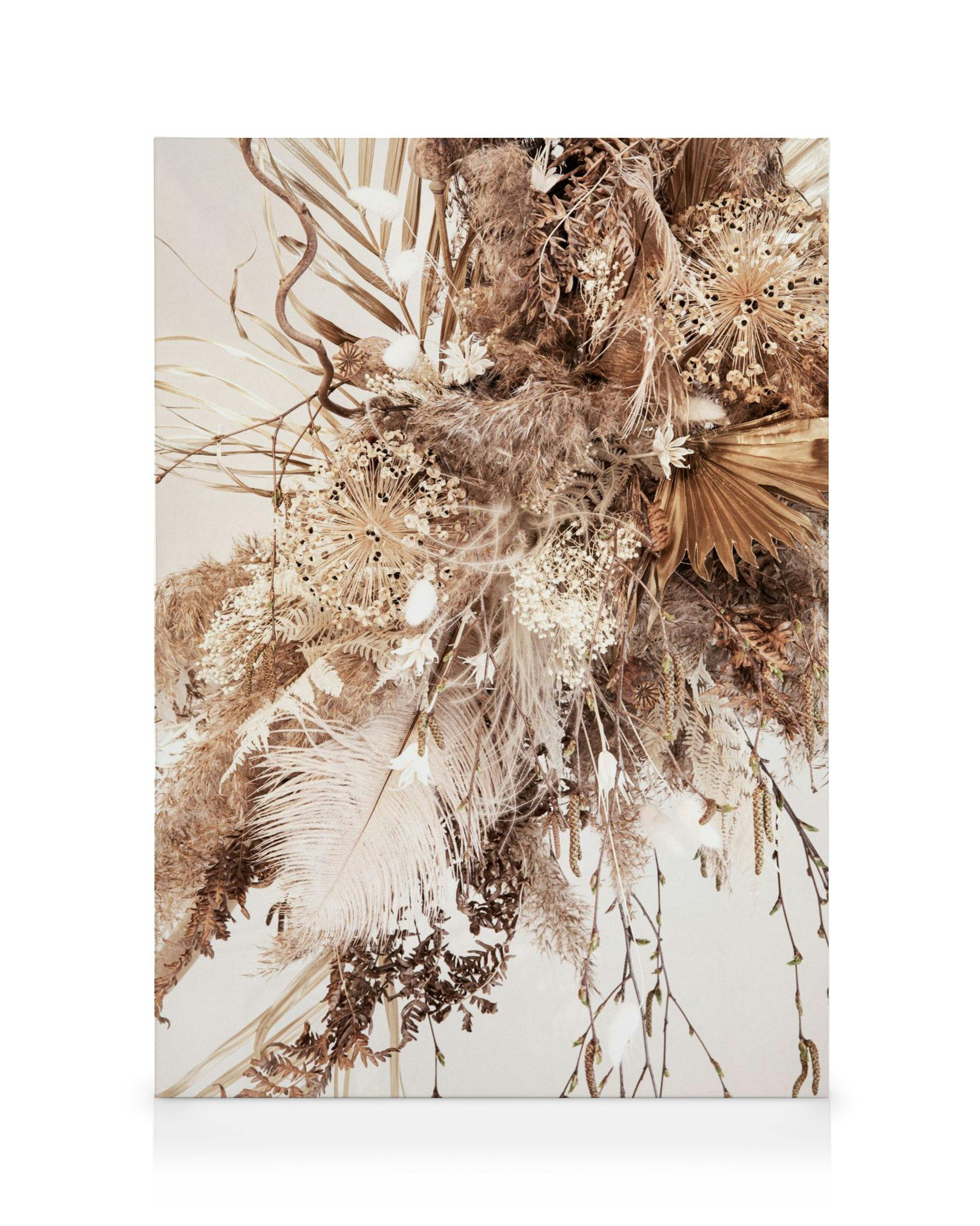 Leinwandbild mit getrockneten Blumen in Beige und Braun, Federn, Farnen und Palmblättern, botanische Wandkunst