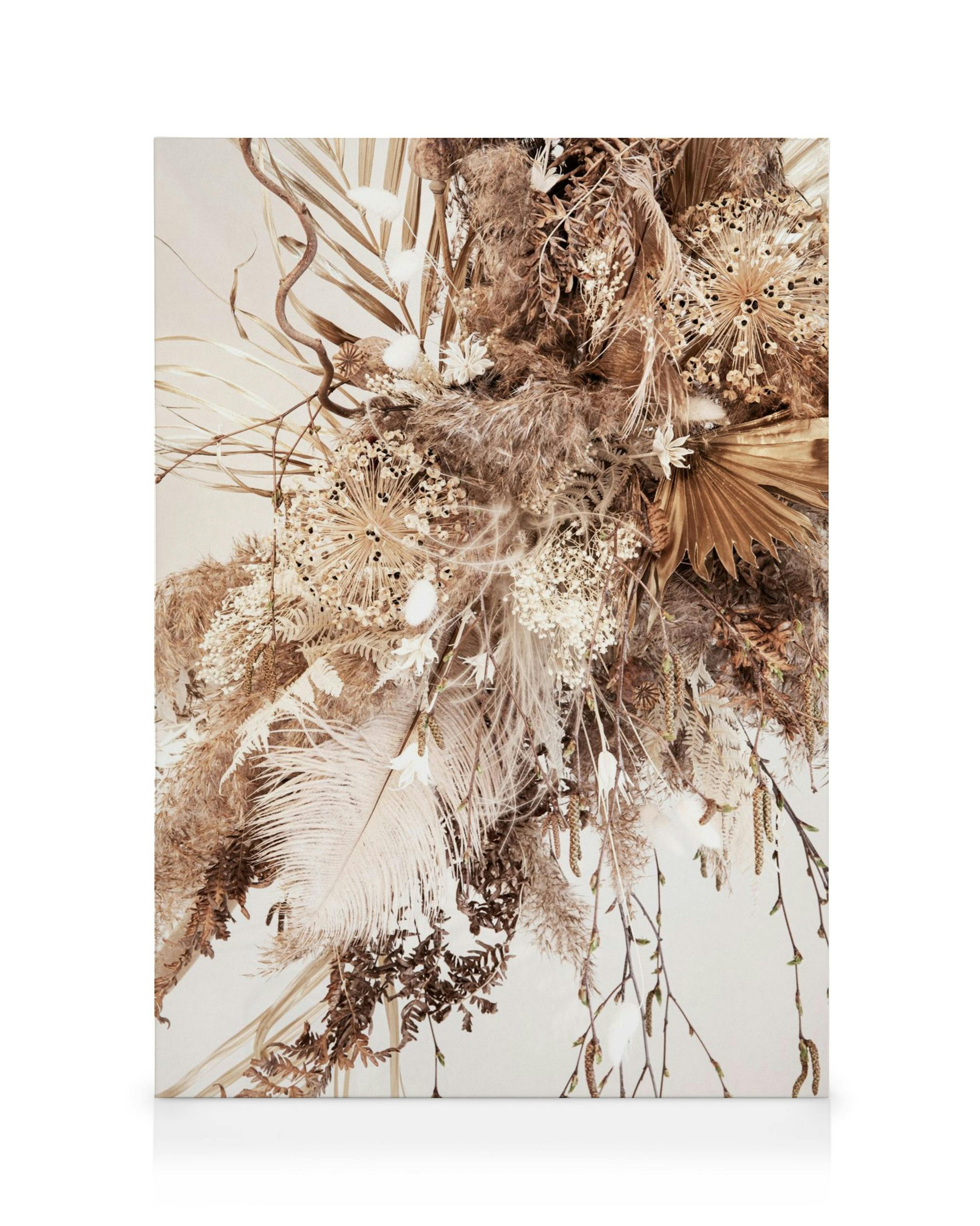 Leinwandbild mit getrockneten Blumen in Beige und Braun, Federn, Farnen und Palmblättern, botanische Wandkunst