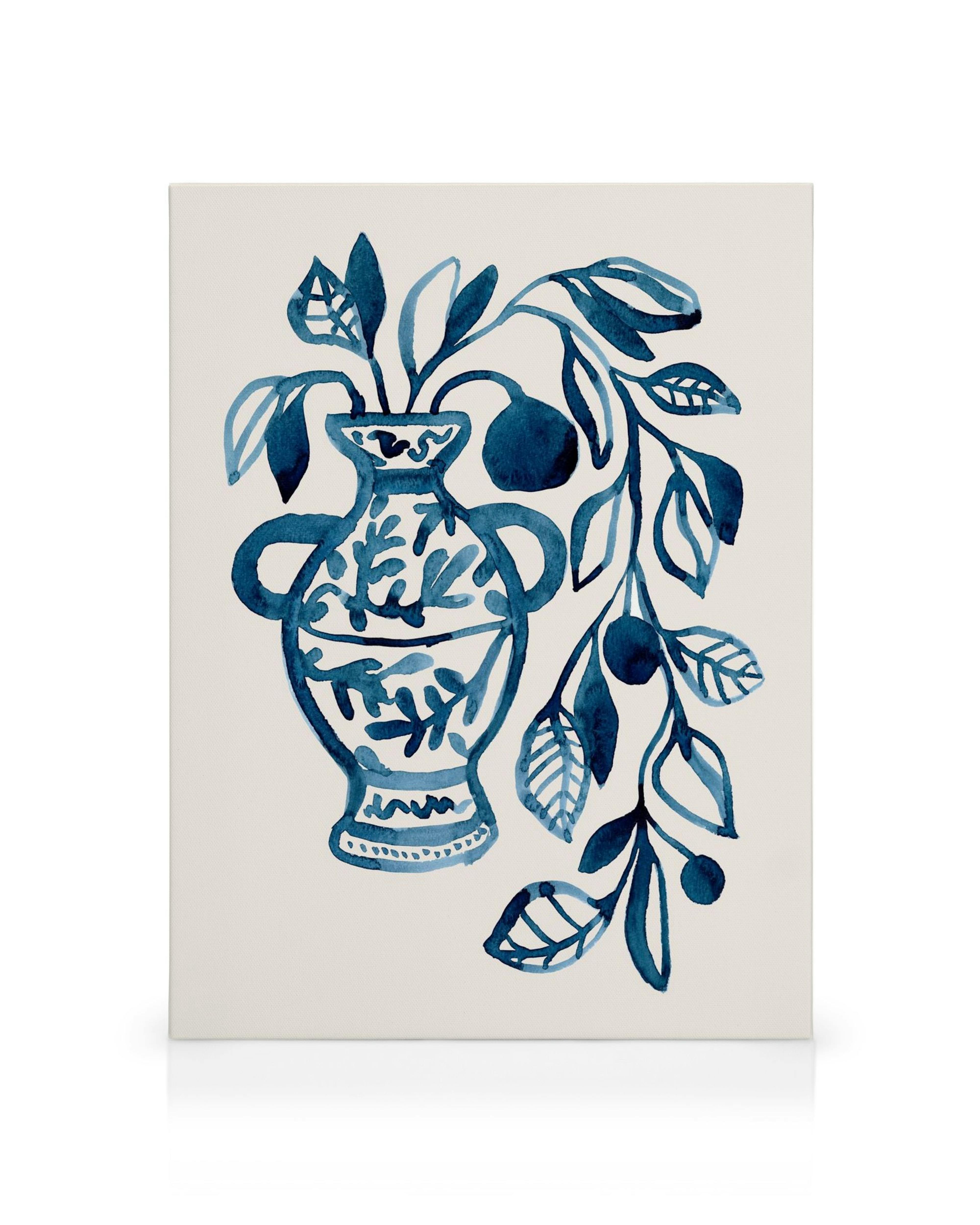 Akvarellmålning av blå vas med bladverk, grenar och frukter i blått, på en ljus bakgrund. Konstverk med vasmotiv.