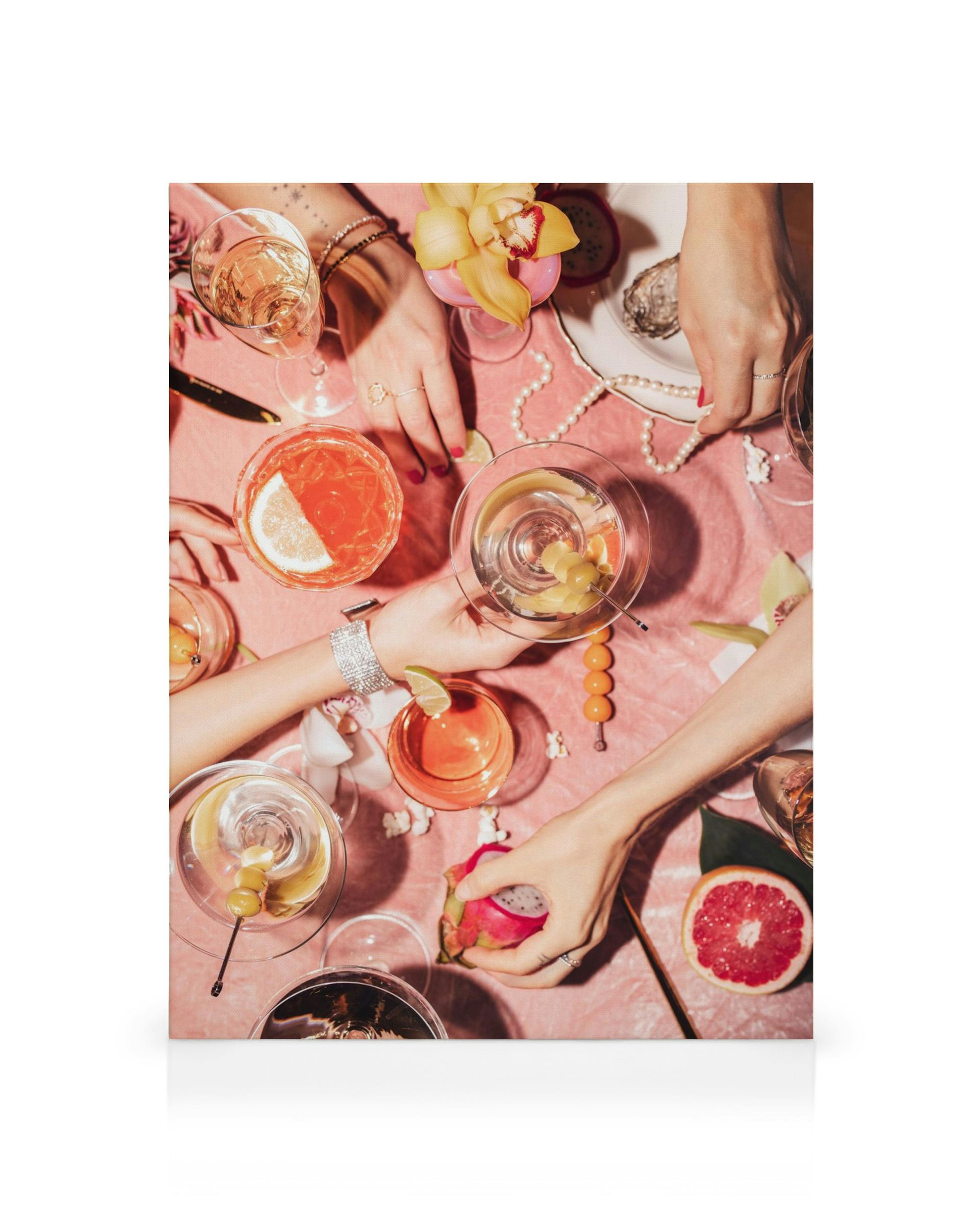 Leinwanddruck: Hände von Frauen bei einem Cocktailabend mit Getränken, Früchten und Perlen auf rosa Hintergrund, Party-Atmosphär