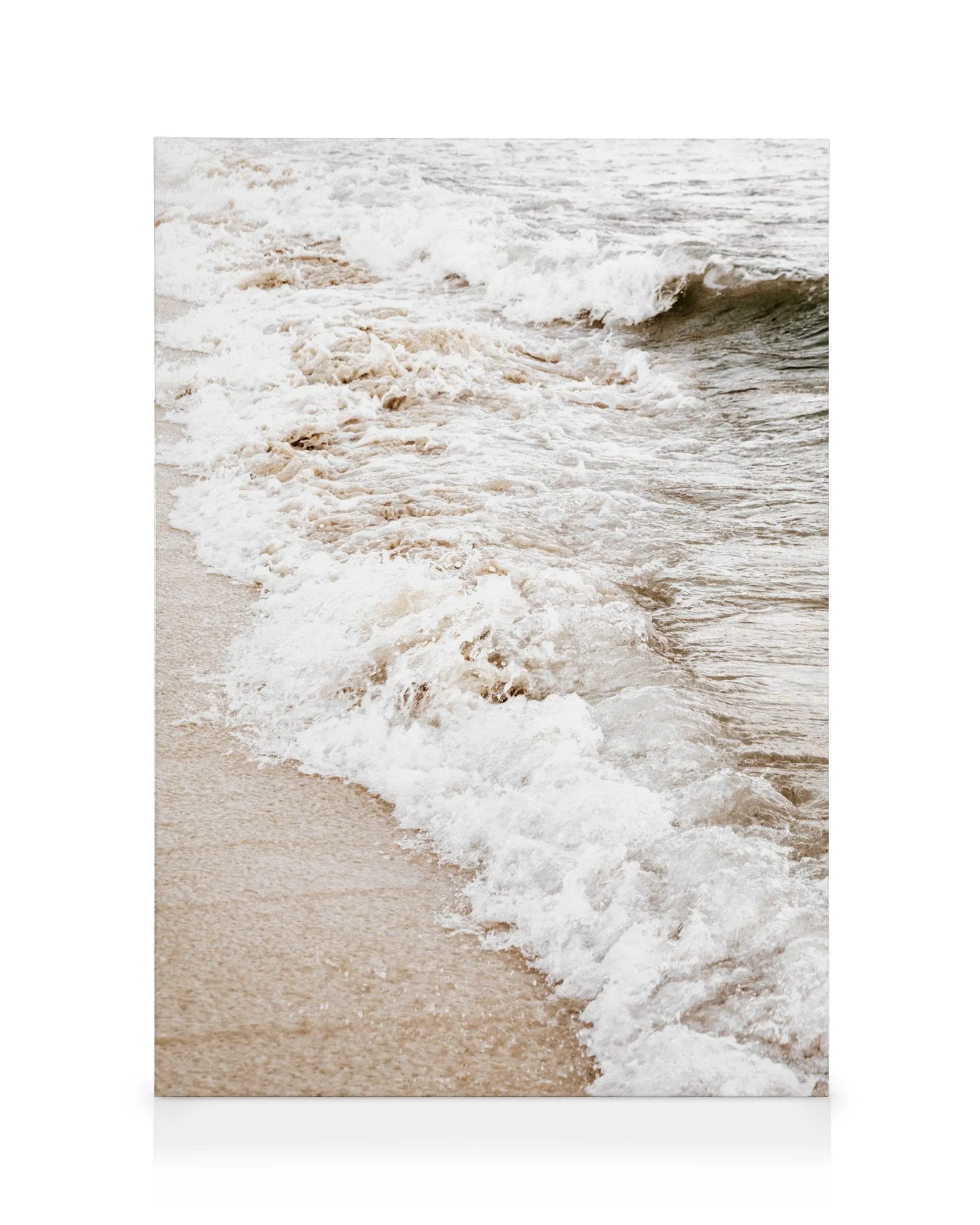 Toile de vagues avec mousse blanche sur une plage de sable beige, ambiance naturelle