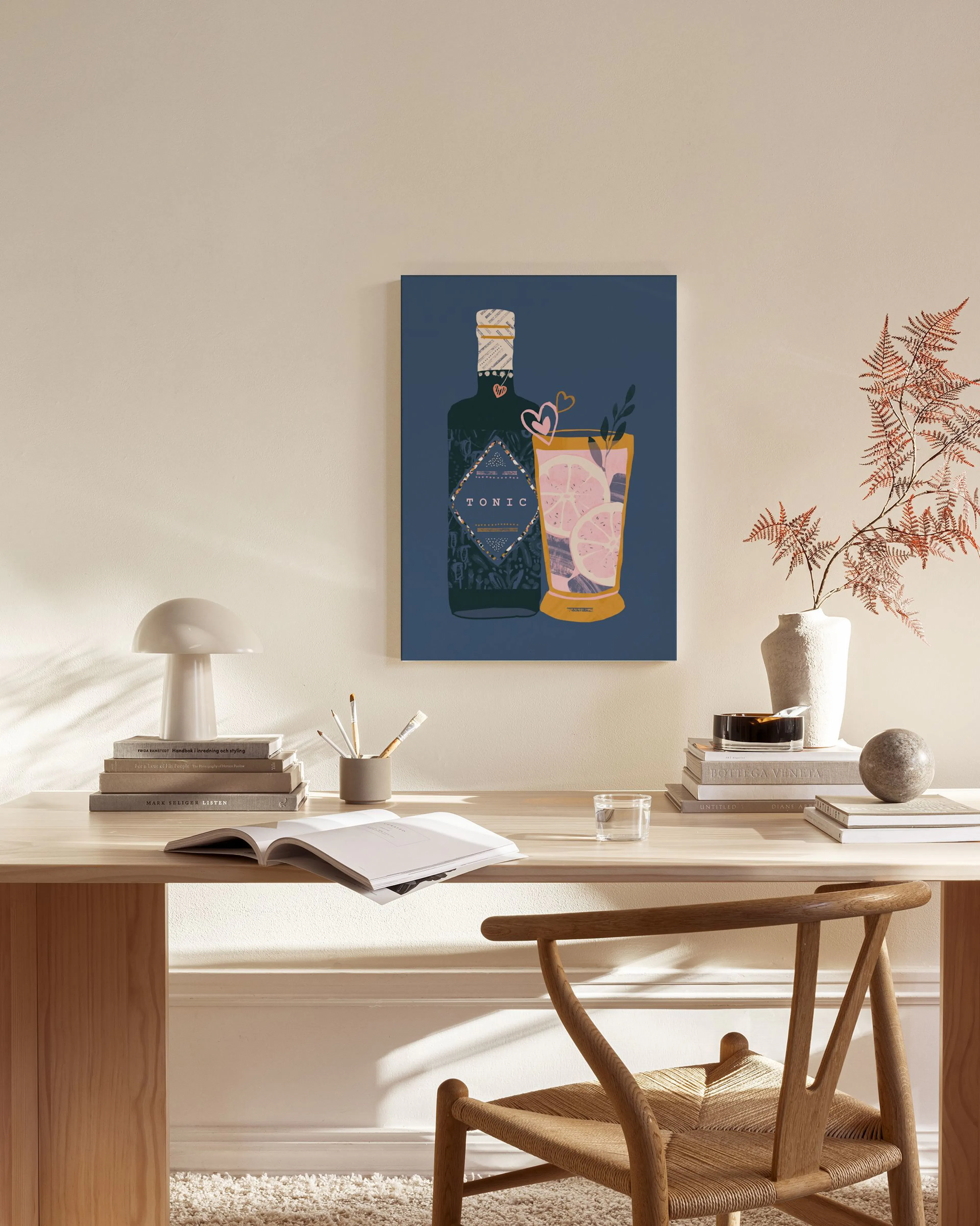 Canvas met een fles tonic en een glas gin-tonic met roze grapefruit, in een moderne woonkamer.
