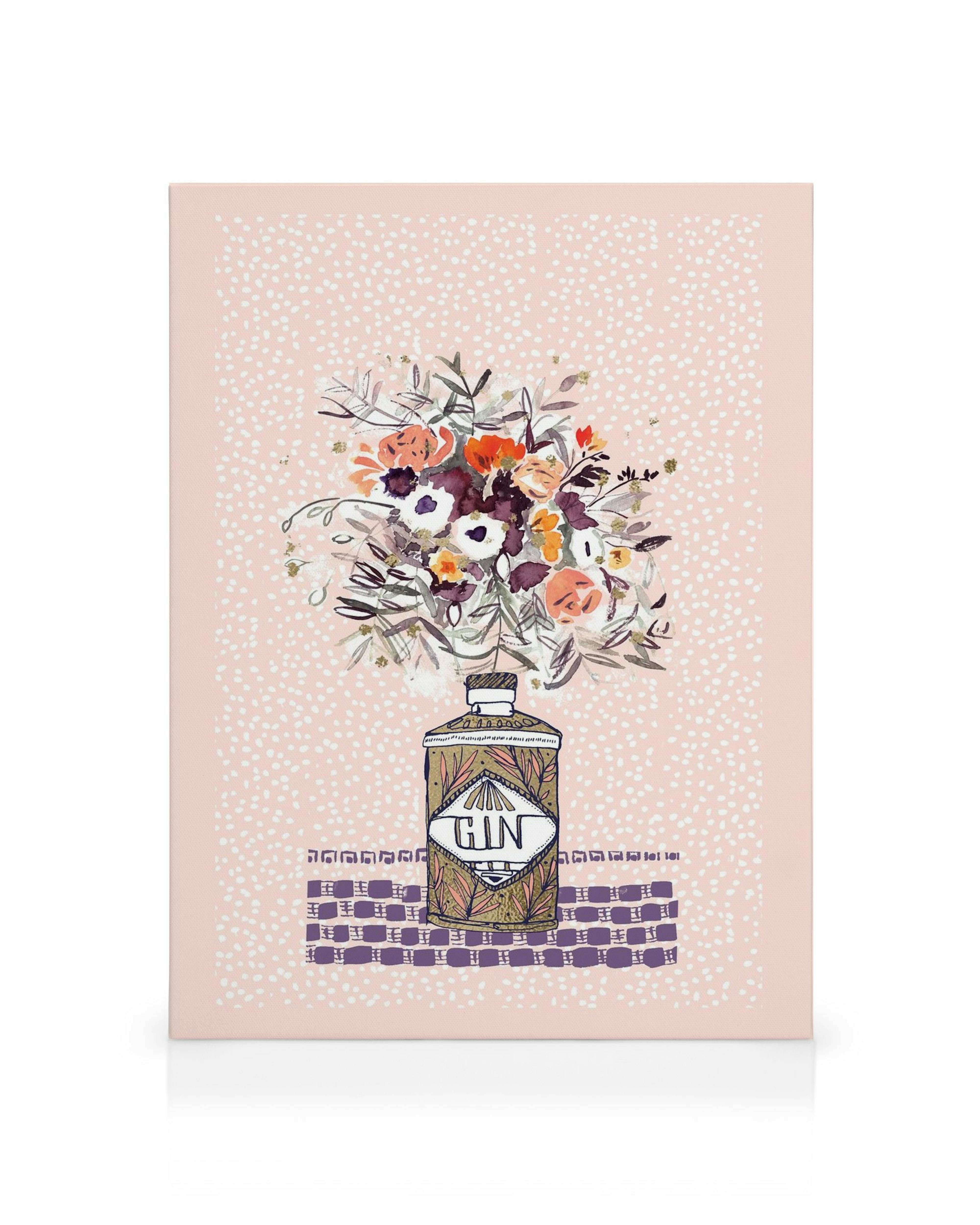 Leinwandbild Gin In Bloom B: Eine Gin-Flasche mit einem üppigen Blumenstrauß in warmen Tönen auf rosafarbenem Hintergrund.