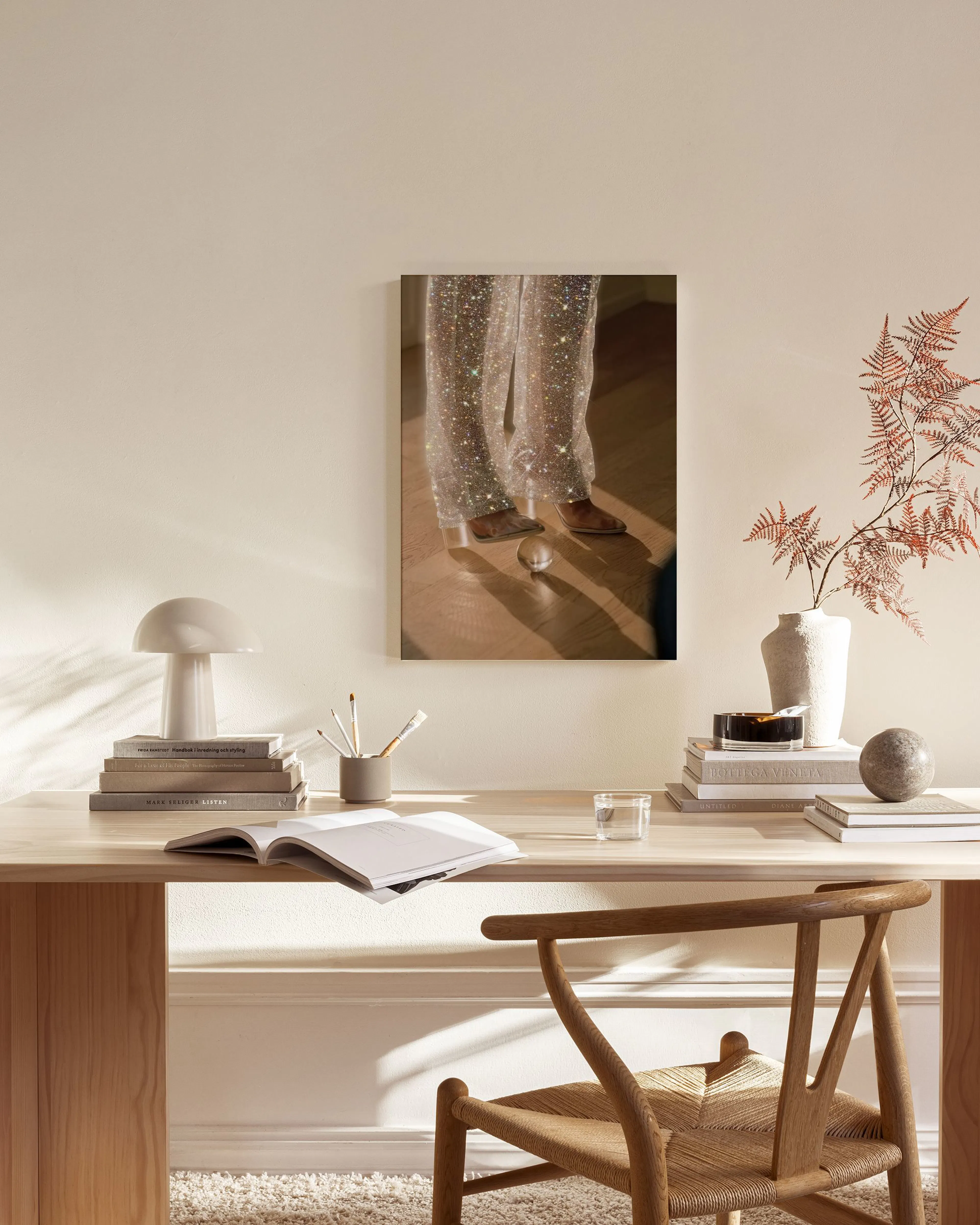 Toile de jambes scintillantes et chaussures marron, dans un salon lumineux avec fauteuil et table basse.