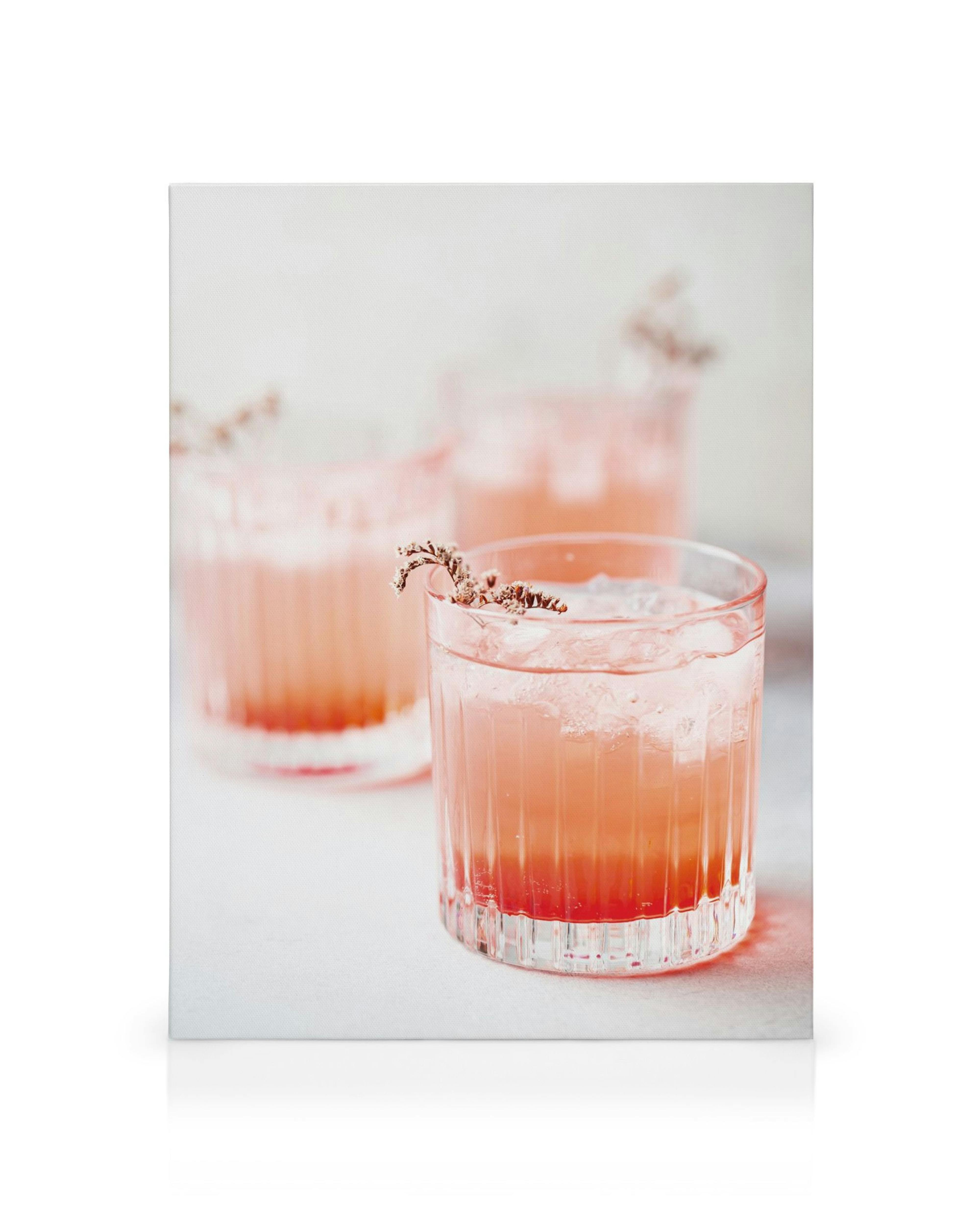 Quadro de tela com três copos de limonada rosa, gelo e guarnição, sobre uma superfície branca. Arte de parede de cozinha.