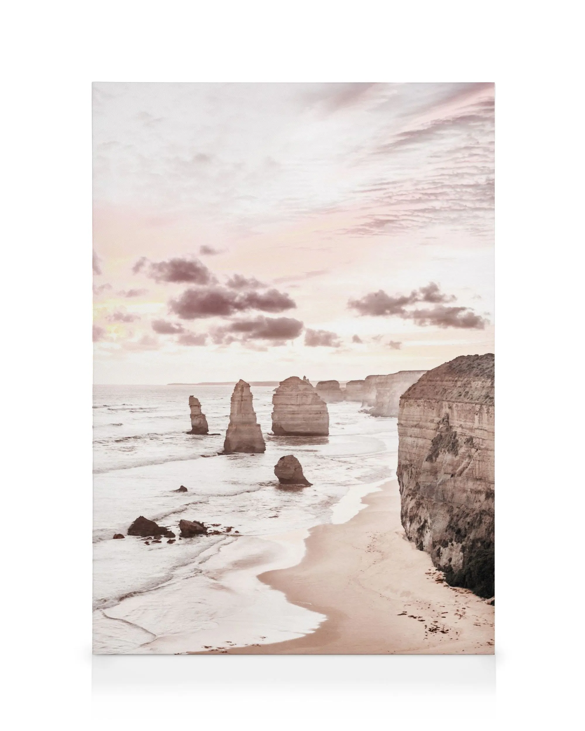 Obraz na plátně s pobřežní krajinou, skály v moři, pláž a růžová obloha při západu slunce.