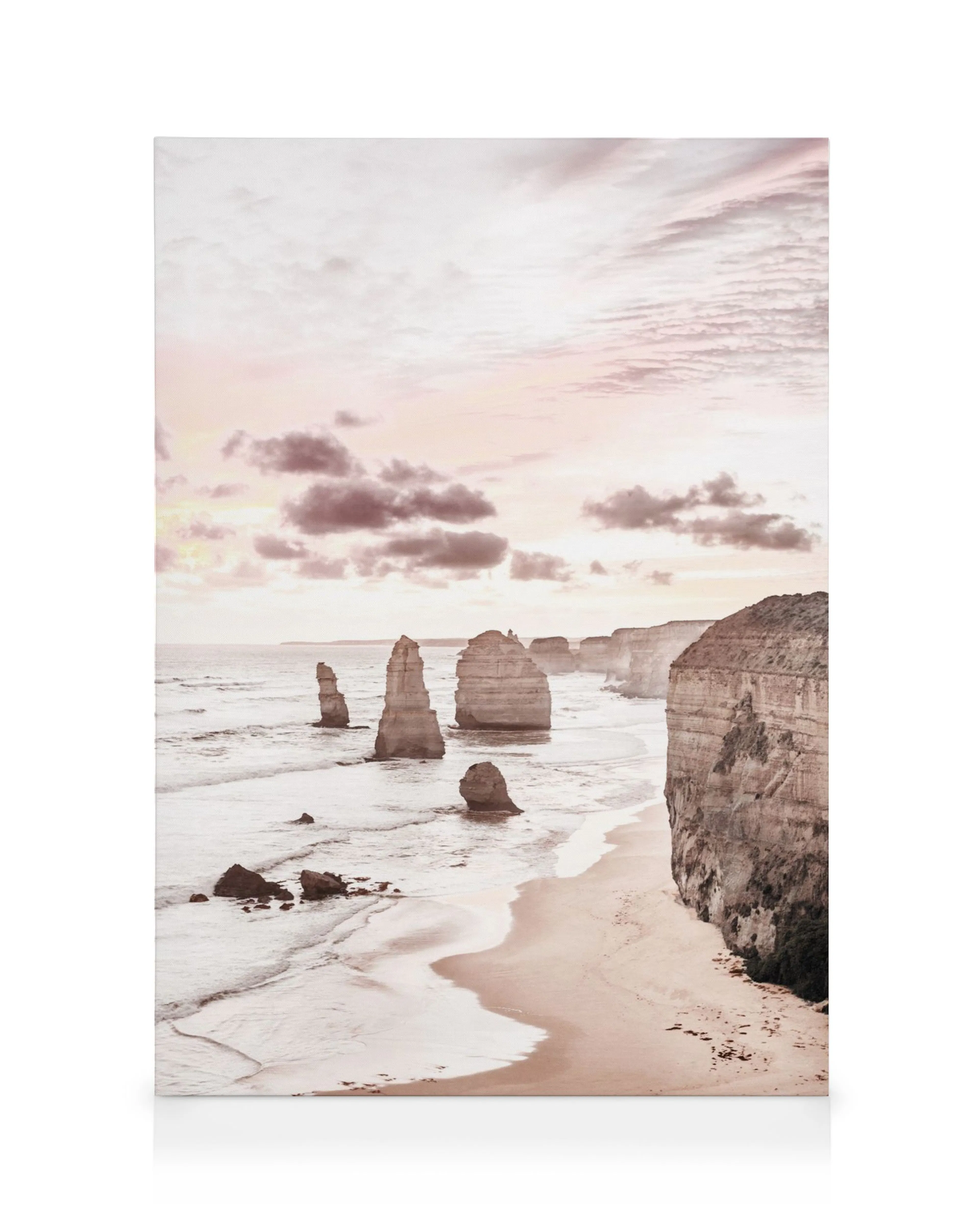 Obraz na plátně s pobřežní krajinou, skály v moři, pláž a růžová obloha při západu slunce.