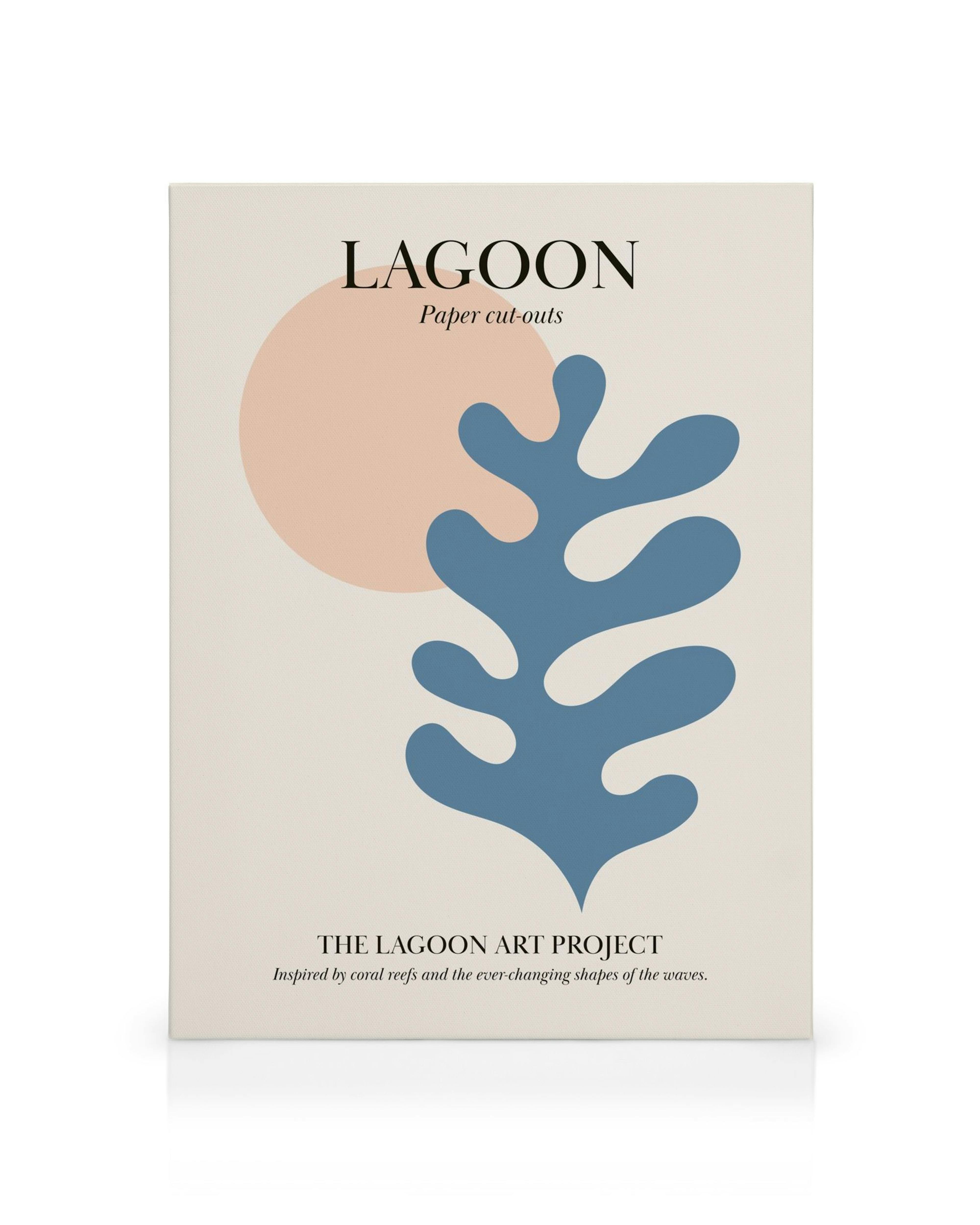 Lagoon No3 Leinwandbild: Blauer Korallenbaum mit blassrosa Sonne auf hellem Hintergrund.