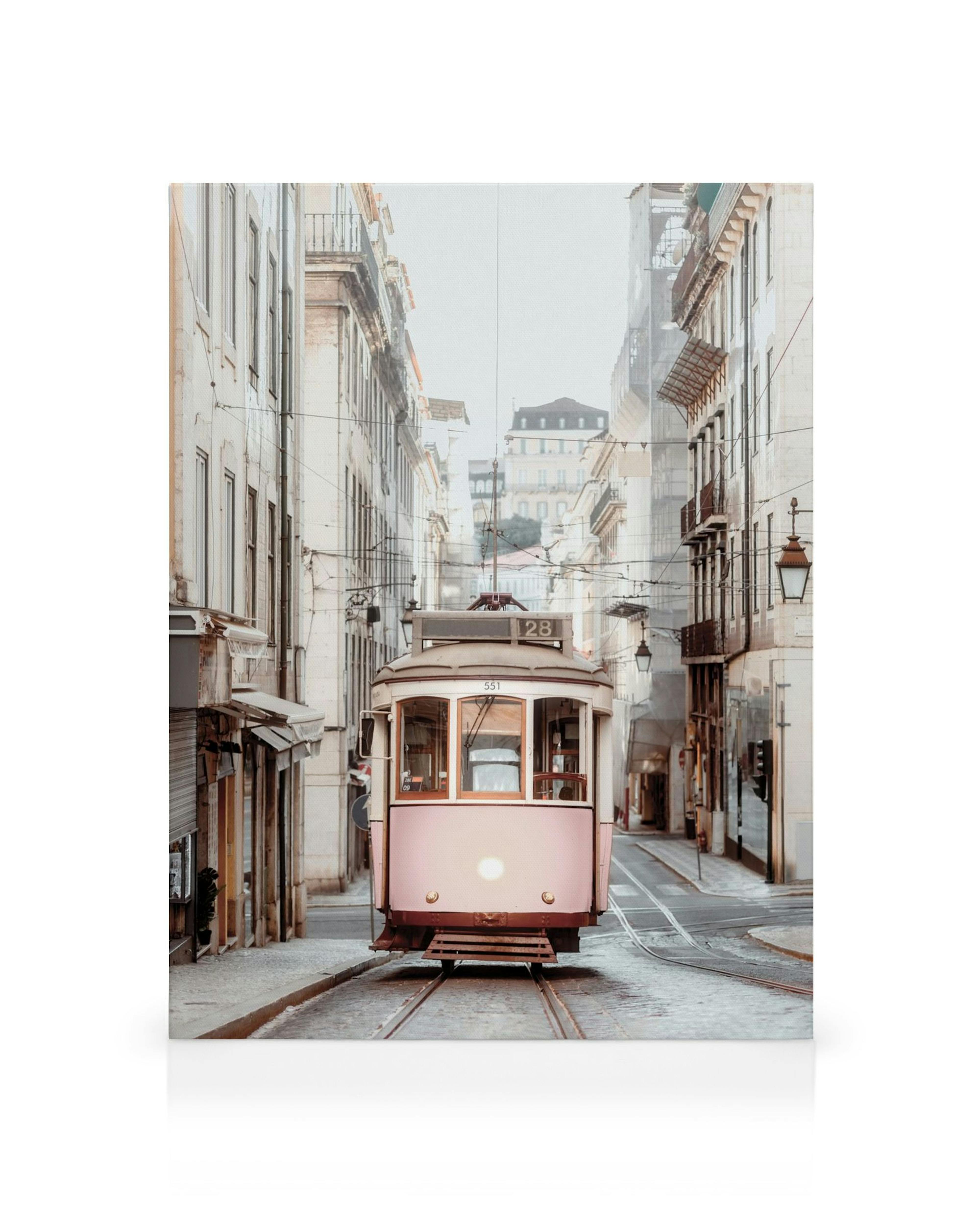 Vintage roze en witte tram op canvas in een oude stad, met hoge gebouwen en bovengrondse draden in een nostalgische sfeer.