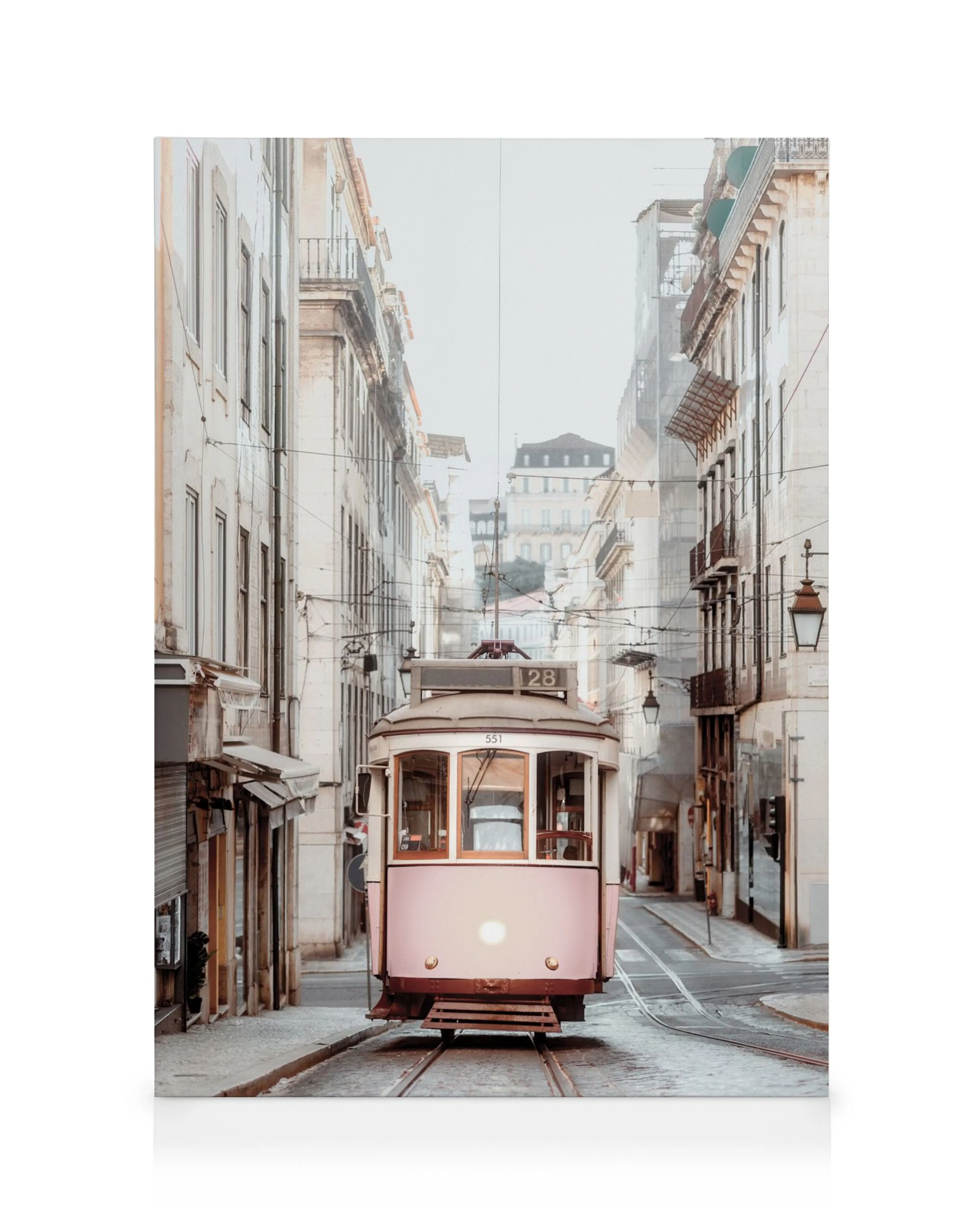 Toile dun tram rose et blanc vintage dans une rue historique de ville avec des bâtiments et des fils aériens, ambiance nostalgiq