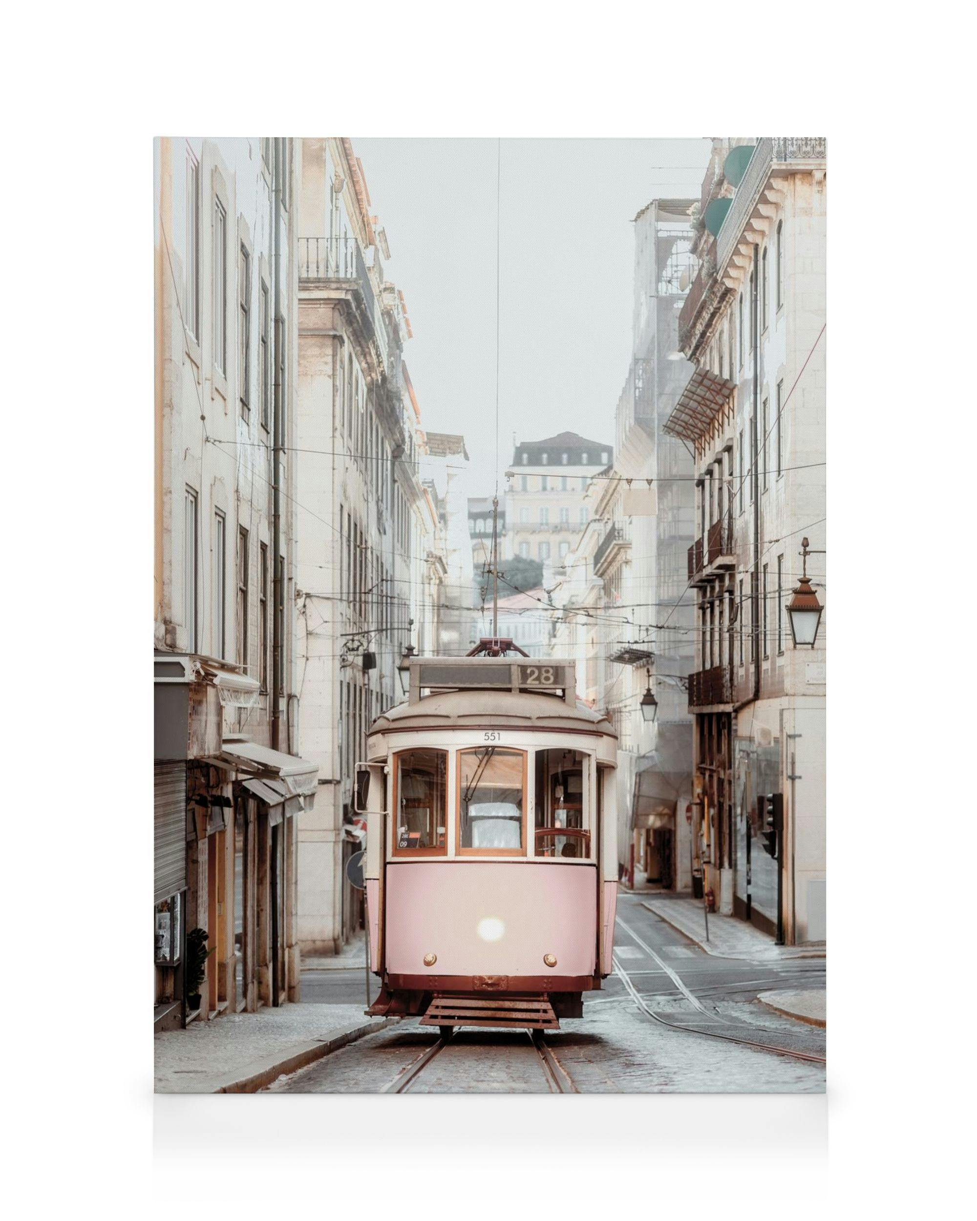 Vintage roze en witte tram op canvas in een oude stad, met hoge gebouwen en bovengrondse draden in een nostalgische sfeer.
