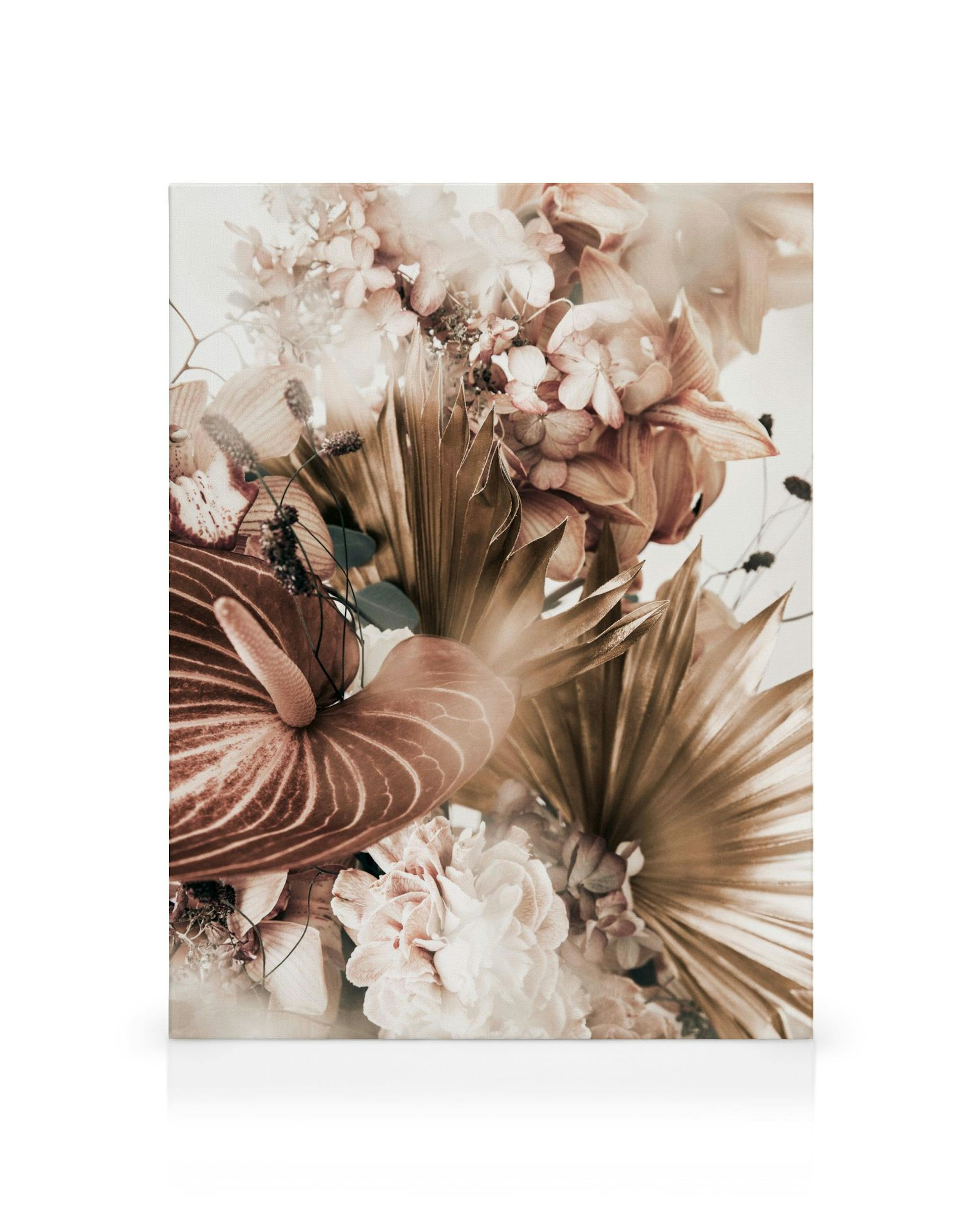 Lerretsbilde med bukett av blomster og blader i brune, beige og rosa toner for rolig og luftig stemning.