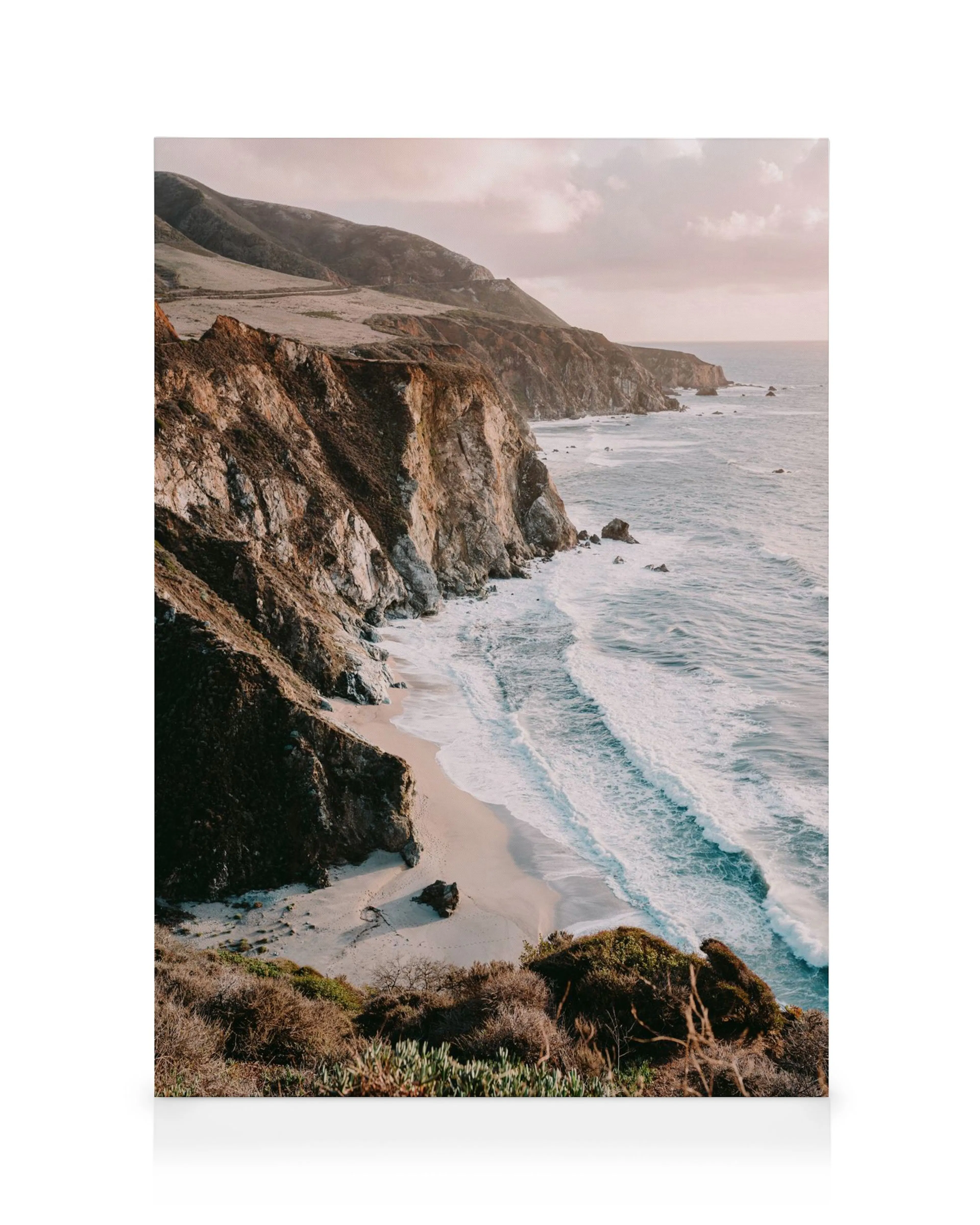 Canvas van kustlijn met kliffen, strand en golven onder een zonsopgang/ondergang