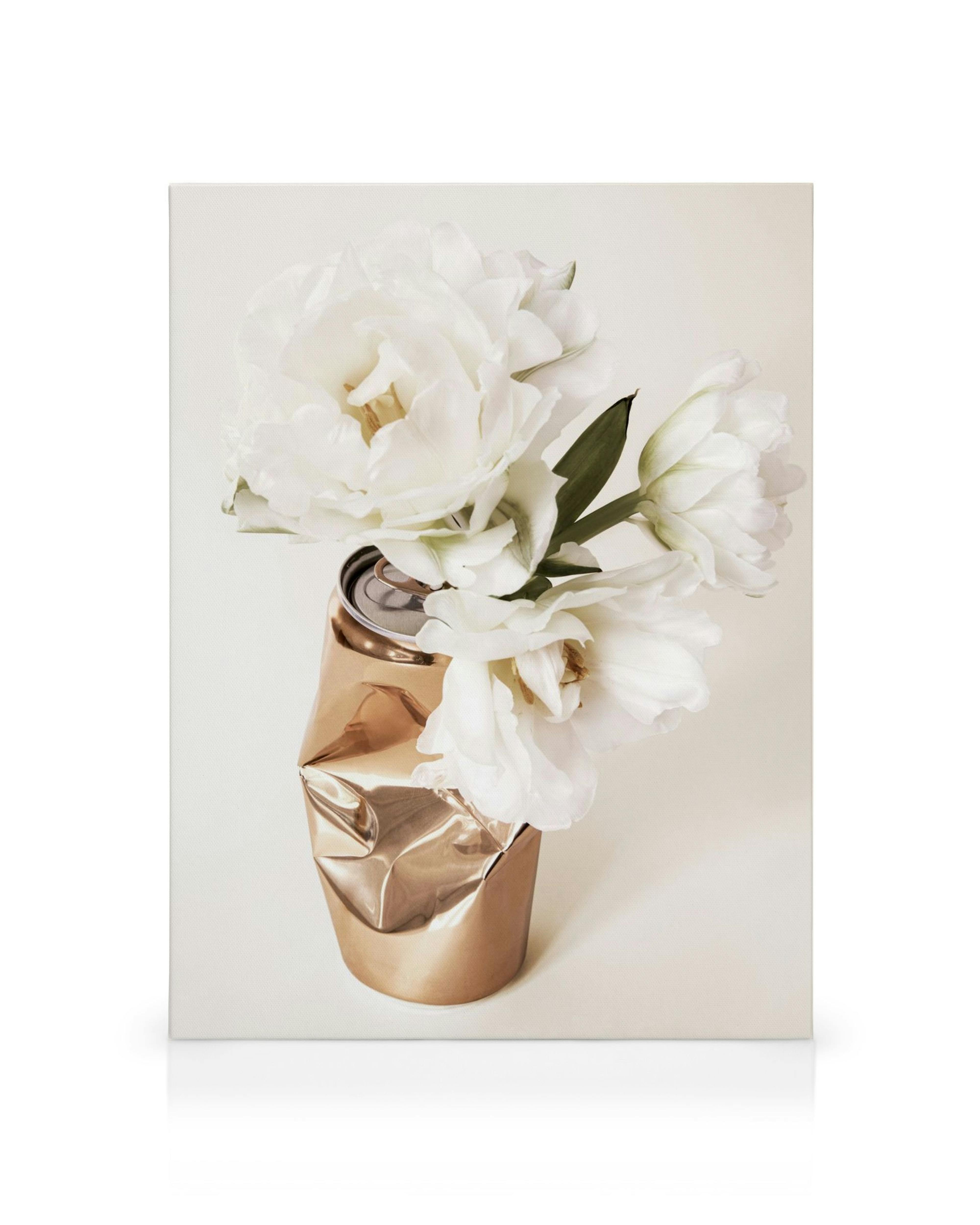 Quadro de flores brancas num vaso dourado amassado, sobre fundo bege. Arte floral elegante para decoração de parede.