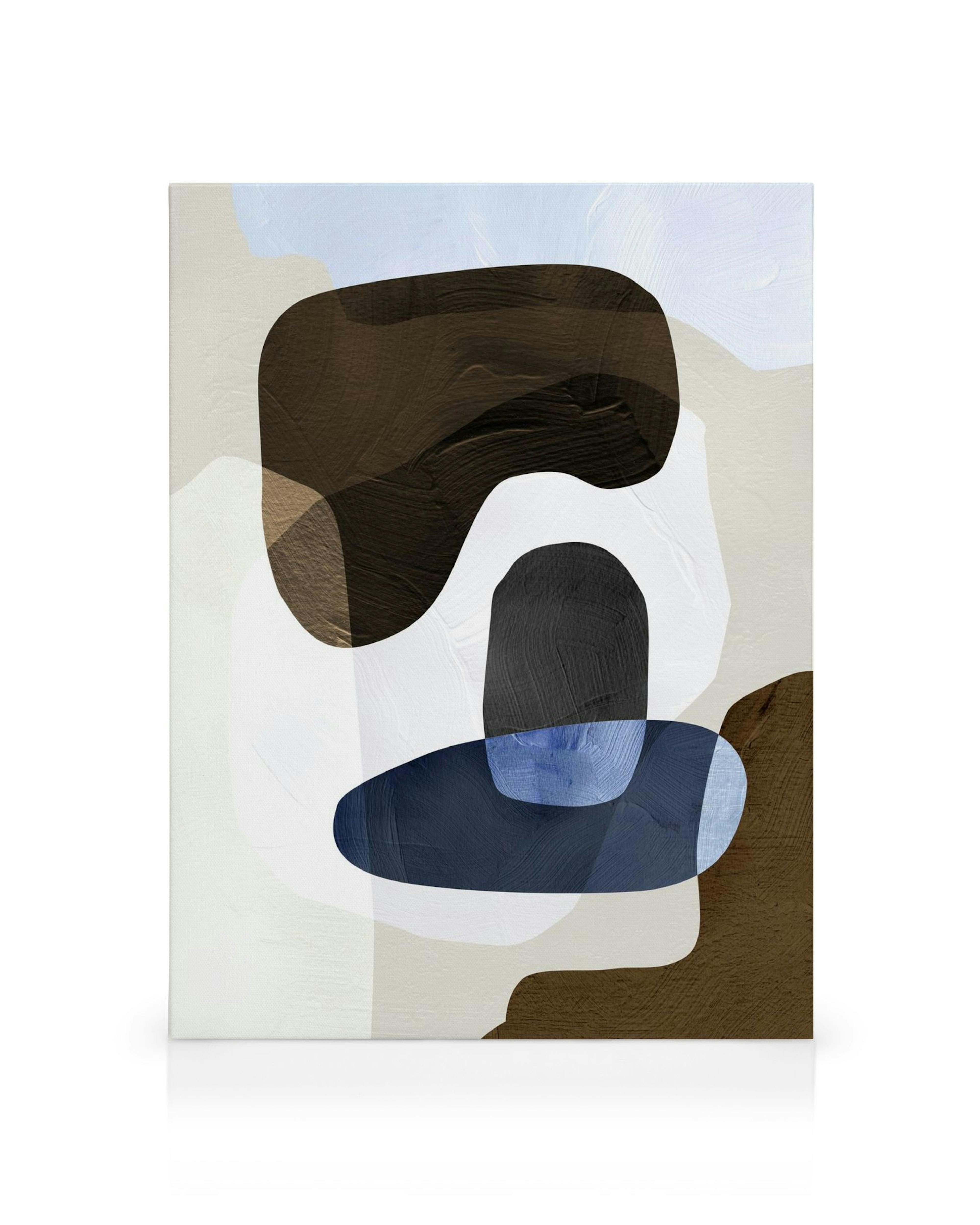 Abstraktní plátno s organickými tvary v hnědé, modré a bílé barvě, s texturou tahu štětce.