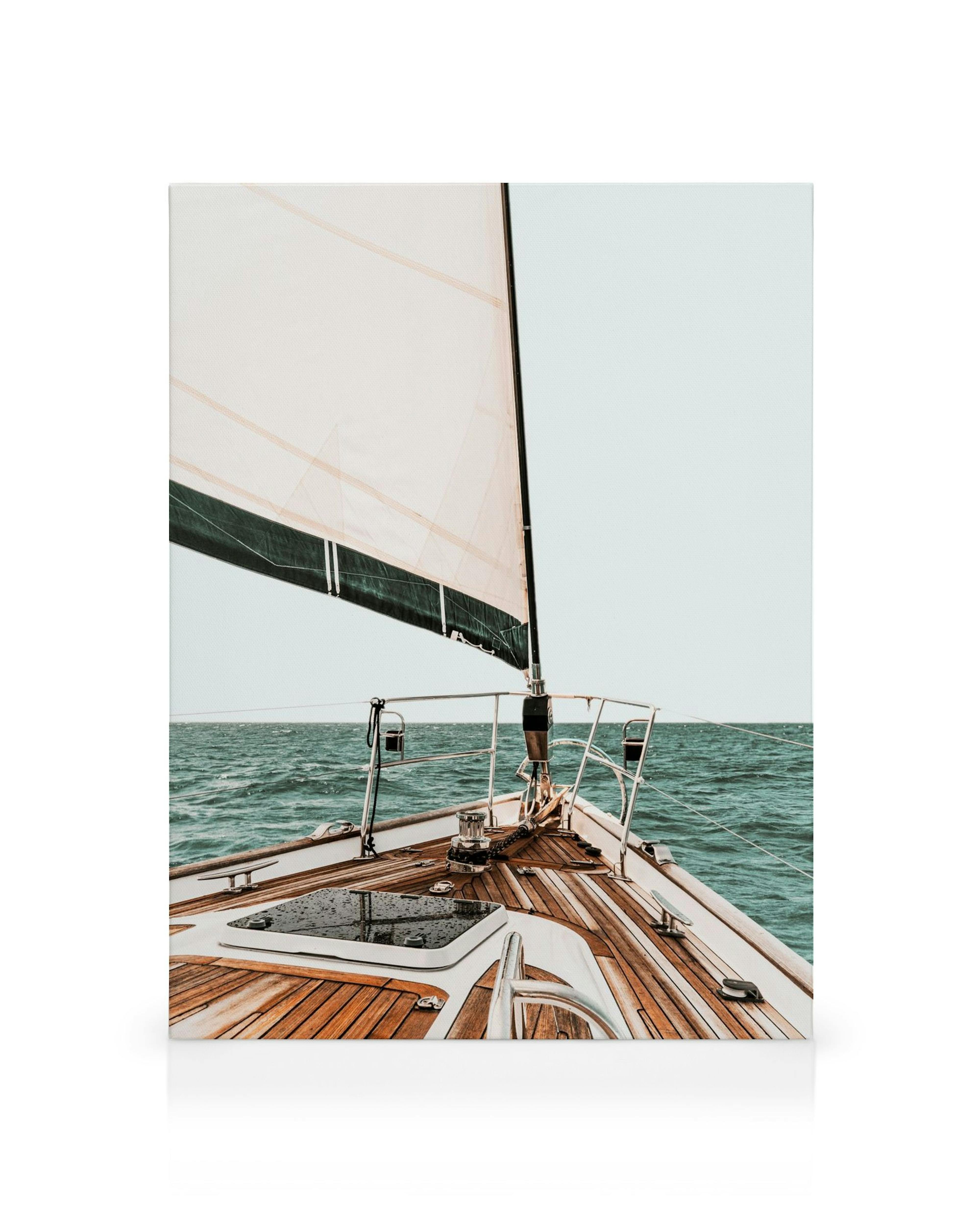 Toile montrant le pont dun voilier en bois avec voile blanche sur mer bleue, typographie