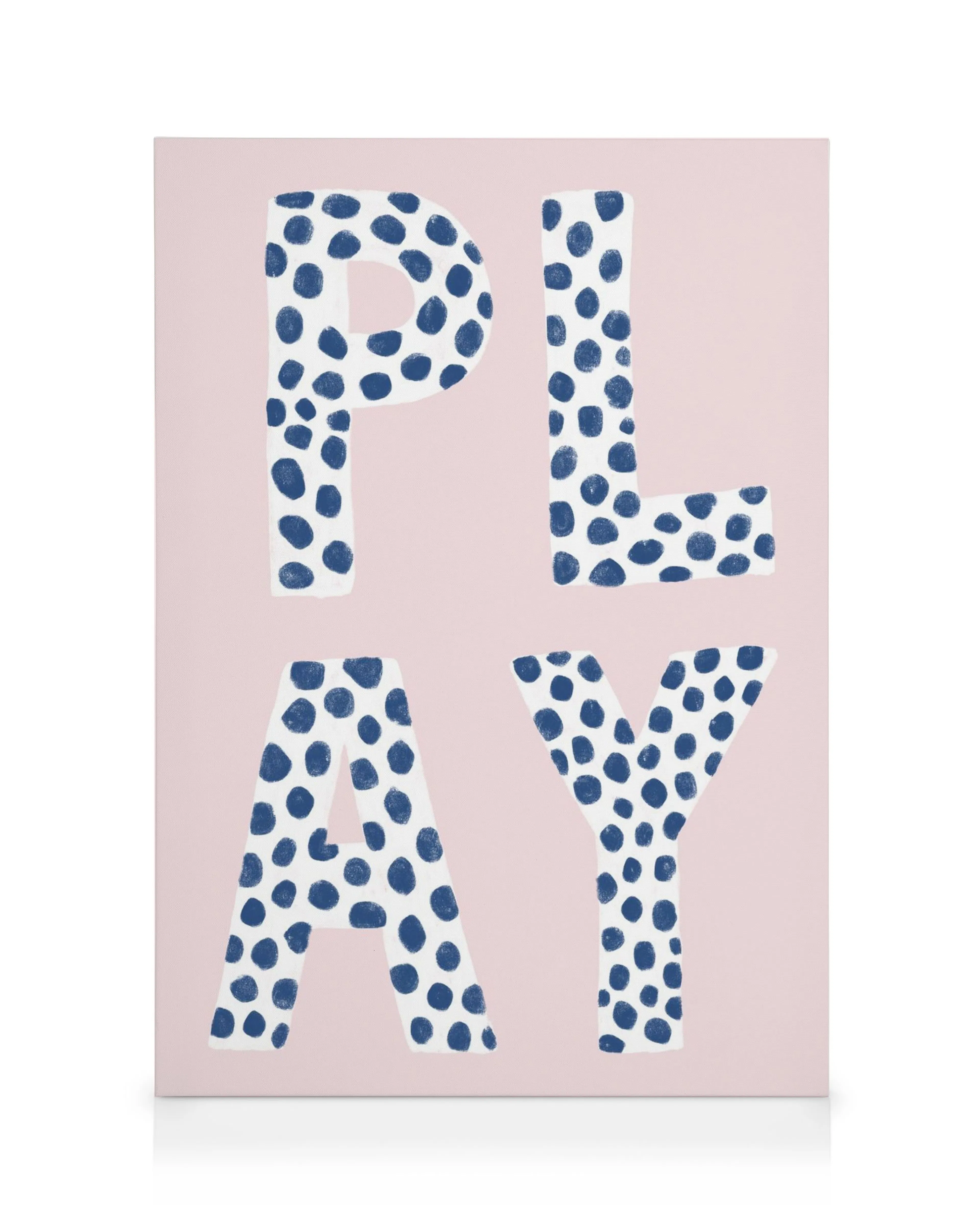 Toile rose clair avec le mot PLAY en grandes lettres blanches à pois bleus foncés, typographie enfantine