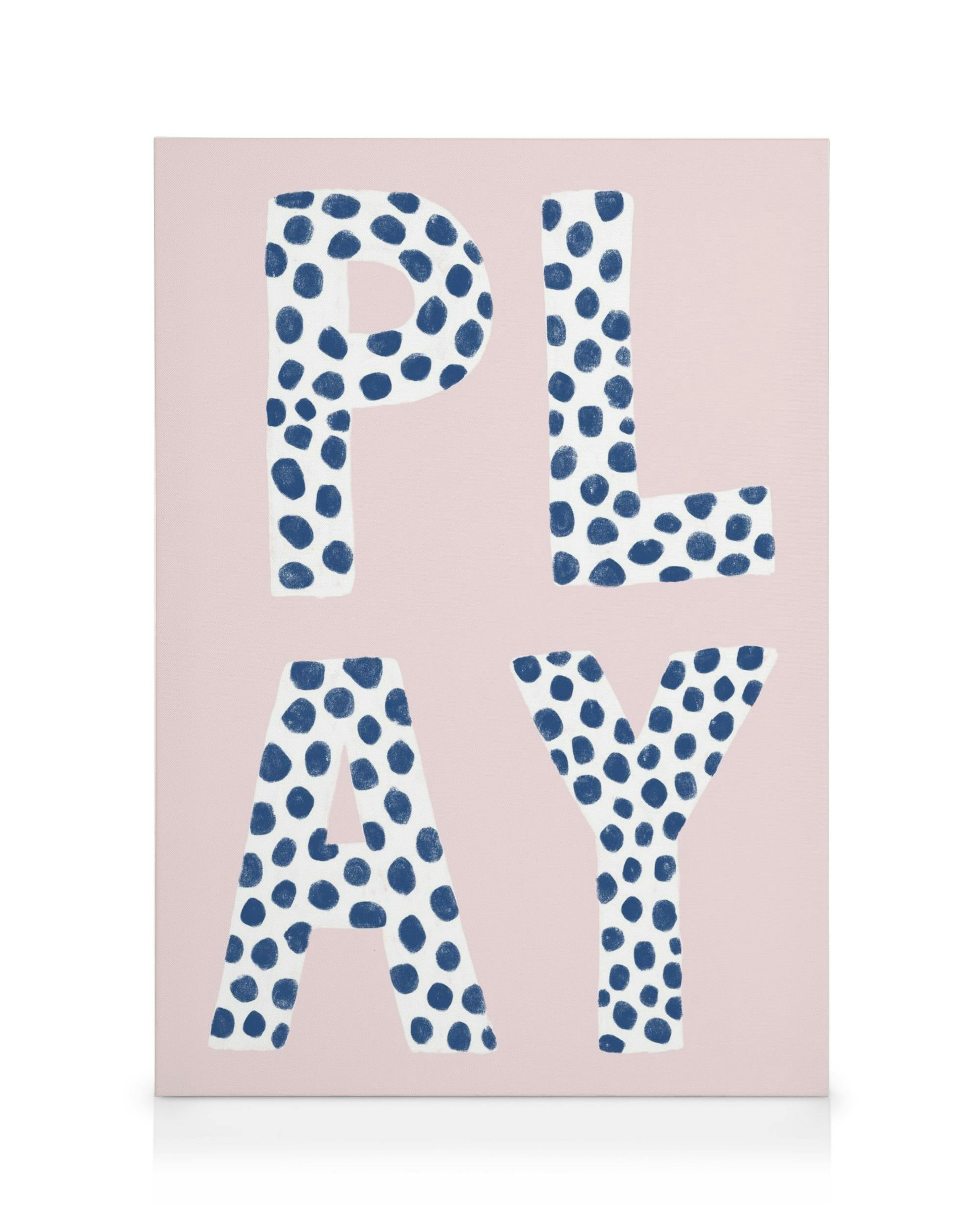 Καμβάς με τη λέξη PLAY σε ροζ φόντο, με μπλε πουά γράμματα.