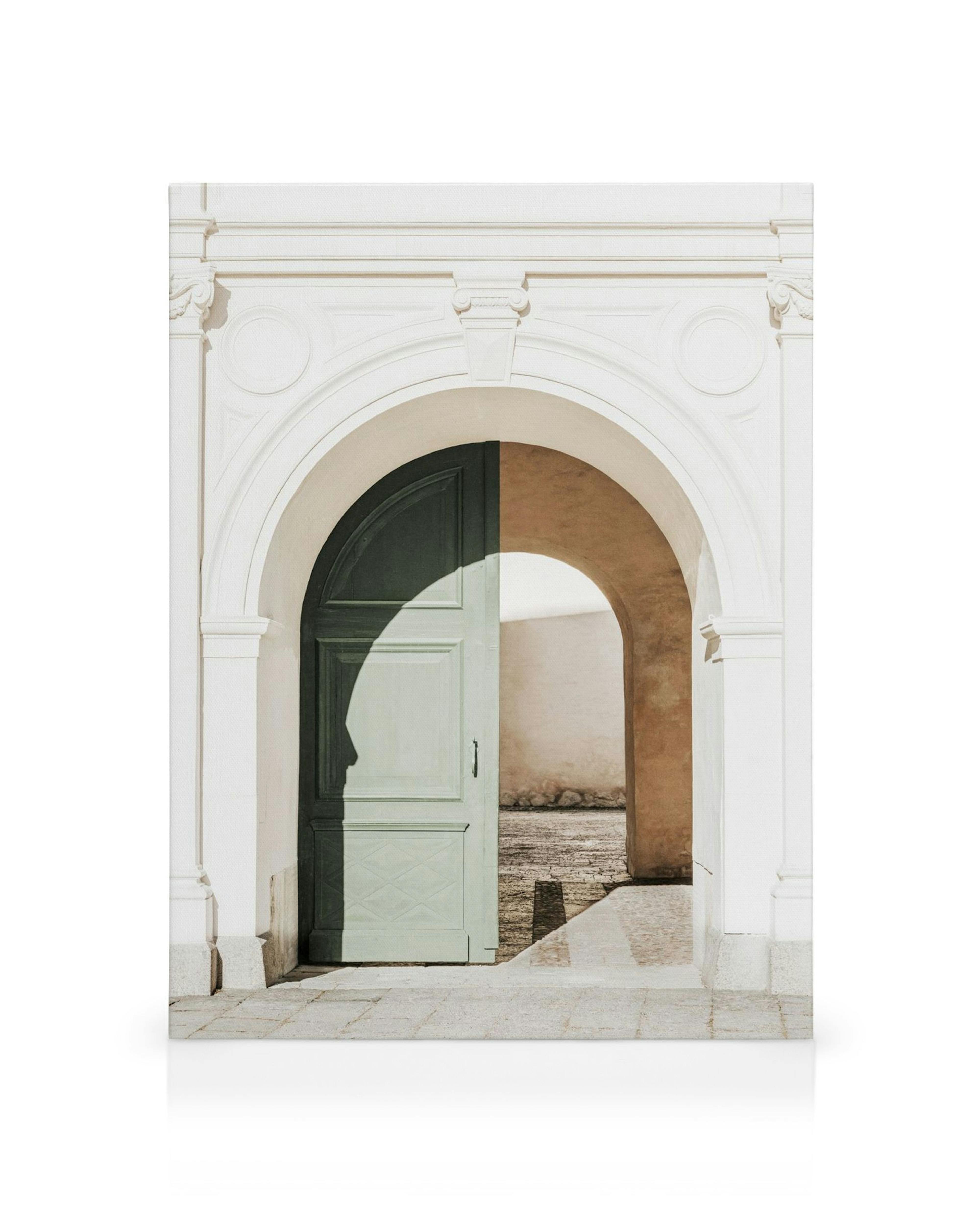 Lienzo de una puerta verde entreabierta en un arco blanco, que da a un patio soleado con paredes texturizadas, estilo rústico y 