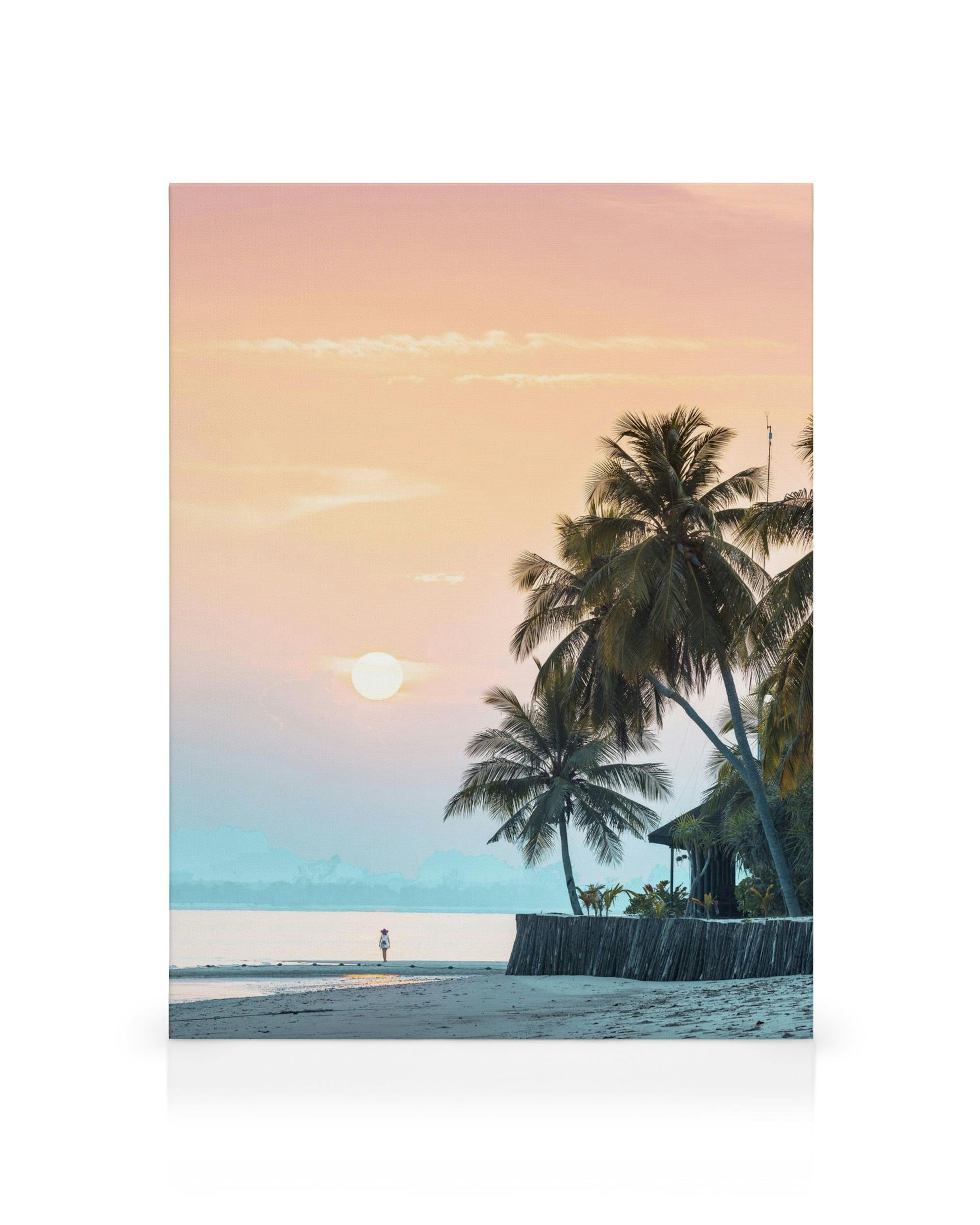 Toile de plage au lever du soleil rose et bleu, palmiers et soleil éclatant