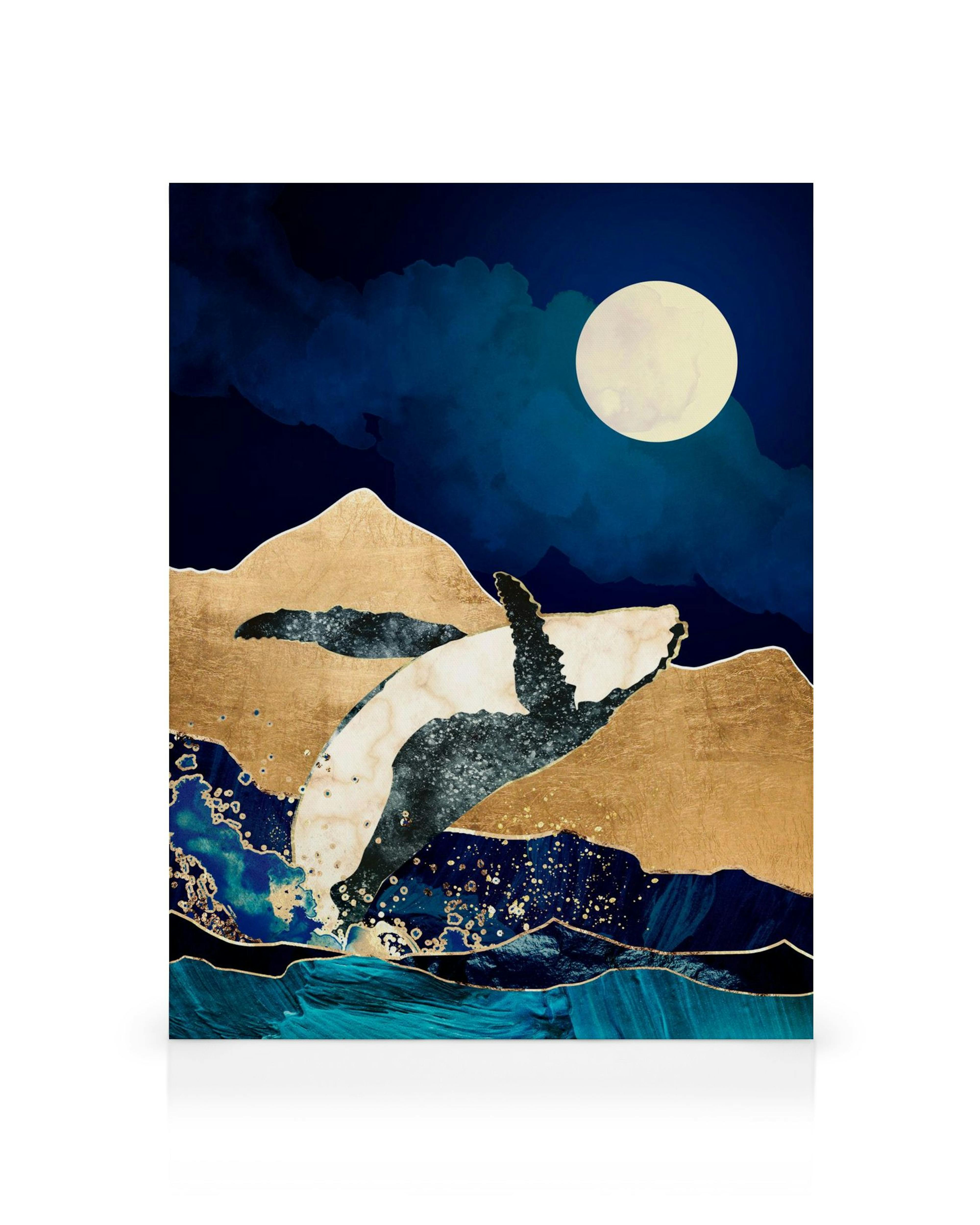 Toile avec une baleine sautant dune eau bleue, montagnes dorées et lune en arrière-plan, style japonais avec texture feuille dor