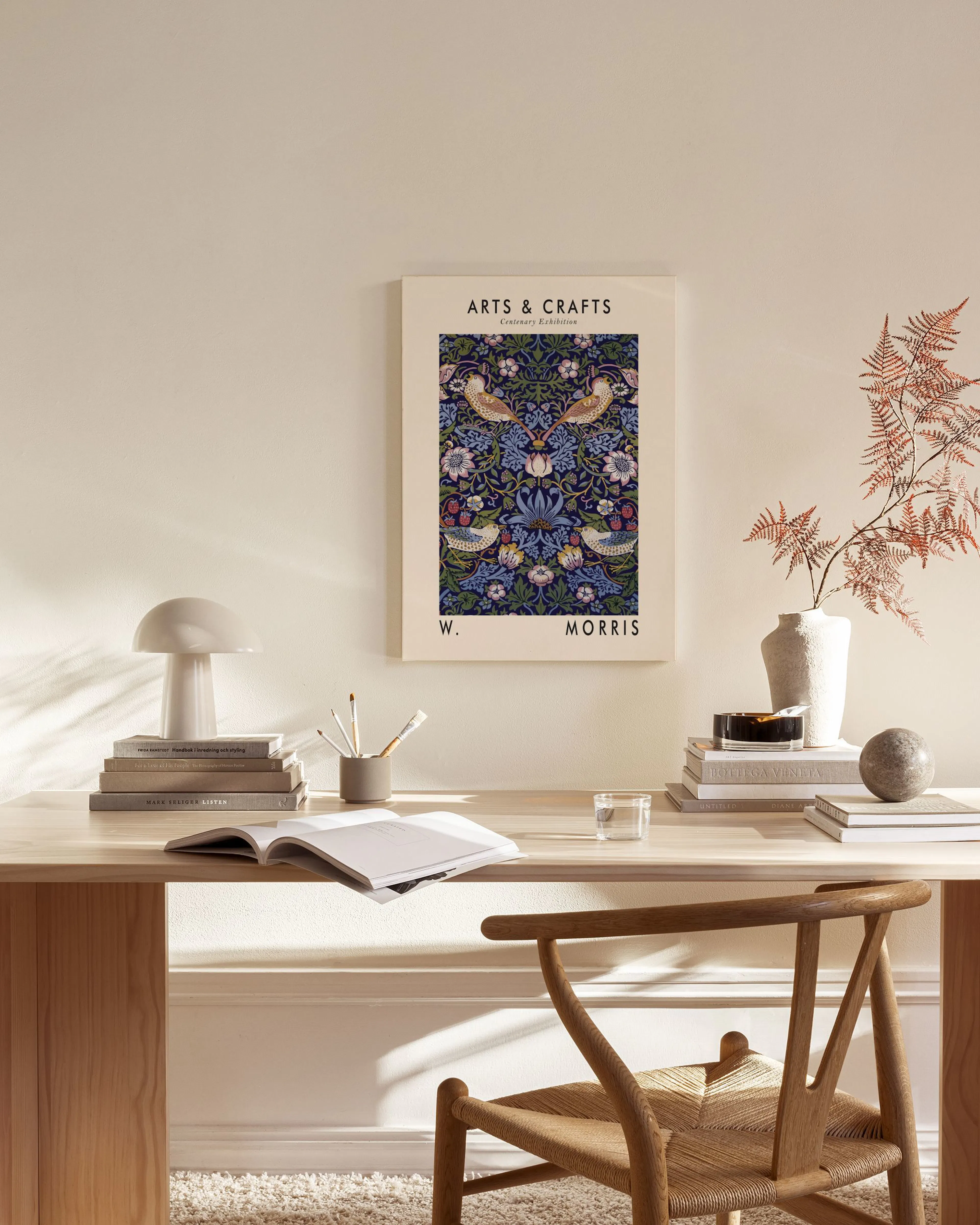 Stampa su tela Arts & Crafts con uccelli, fiori e fogliame blu, rosa e verde, su sfondo scuro.