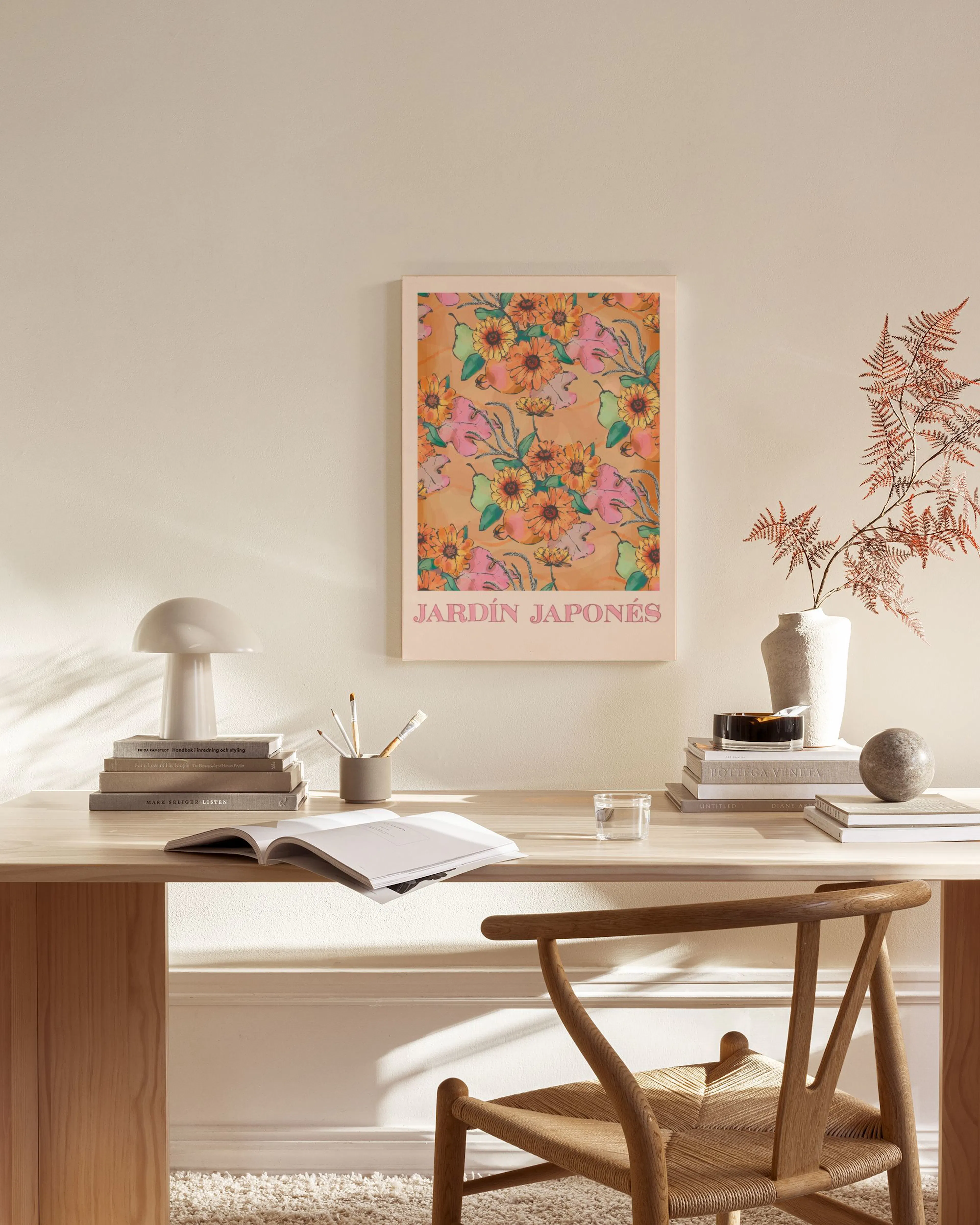 Leinwandbild mit Blumenmuster in Orange-, Rosa- und Grüntönen, darüber der Schriftzug JARDÍN JAPONÉS“, in einem modernen Wohnzim