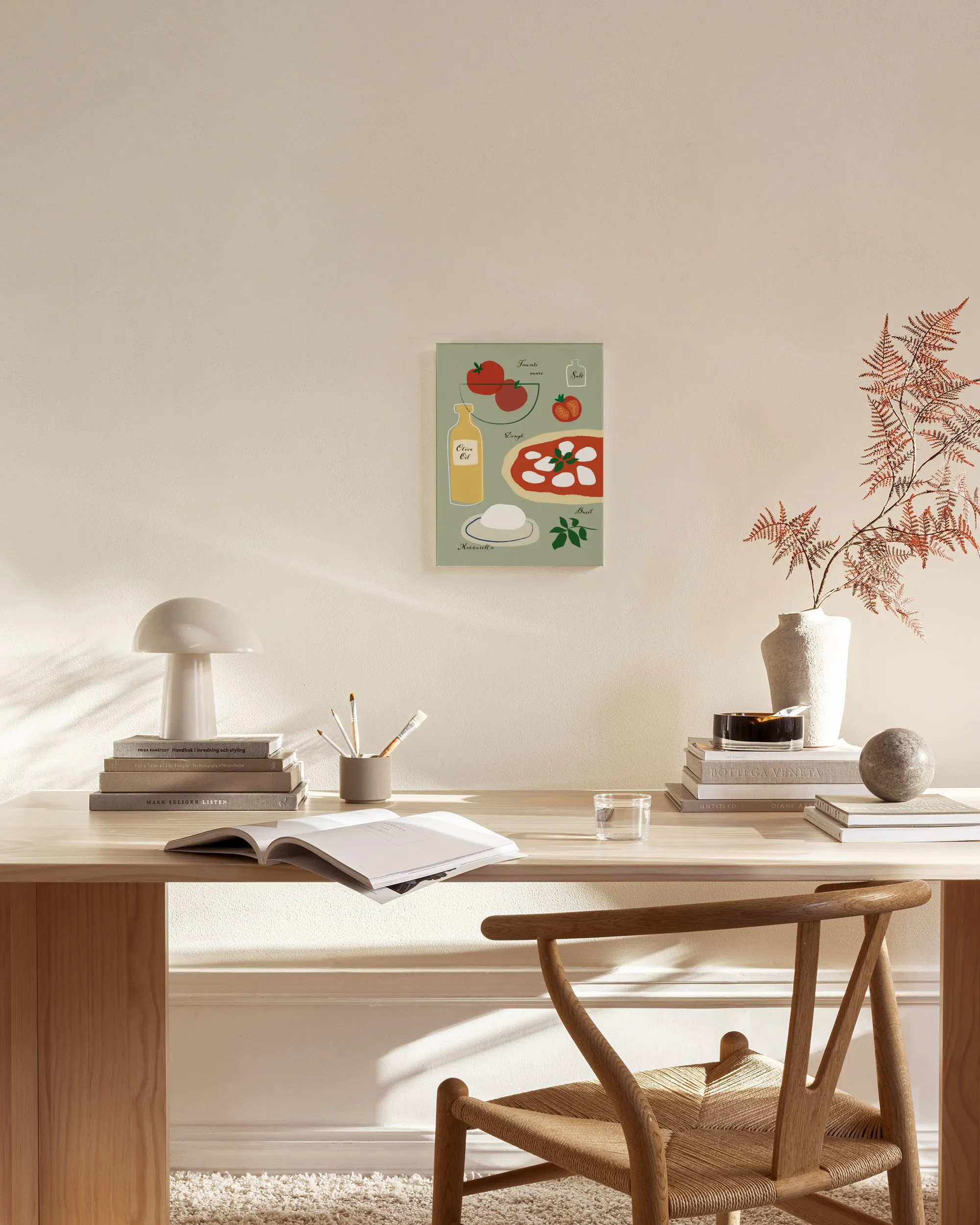 Toile murale minimaliste dingrédients de pizza sur fond vert, dans un salon lumineux.