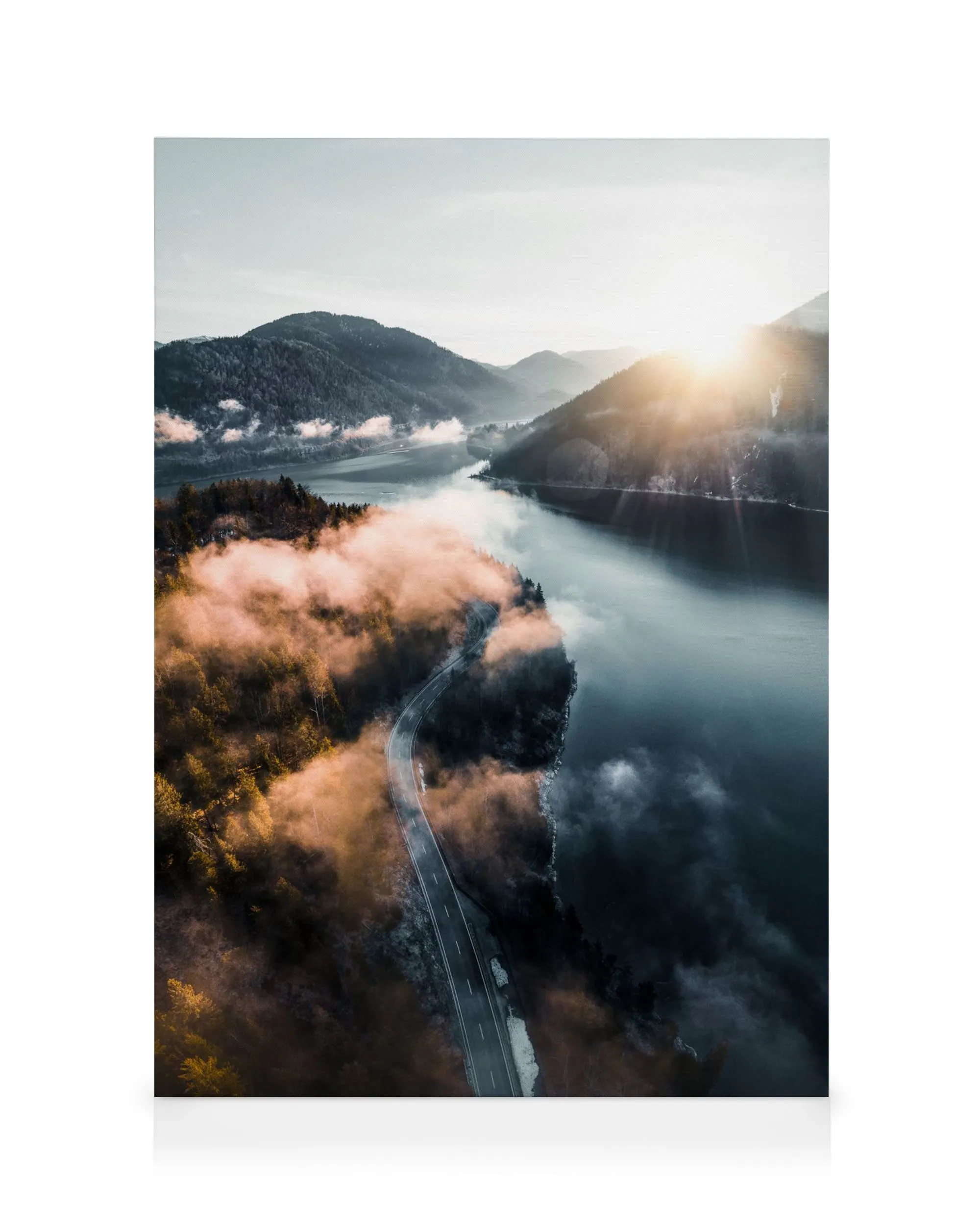 Lærred med tåge over sø og solopgang, en bjergvej langs søen, landskabskunst.