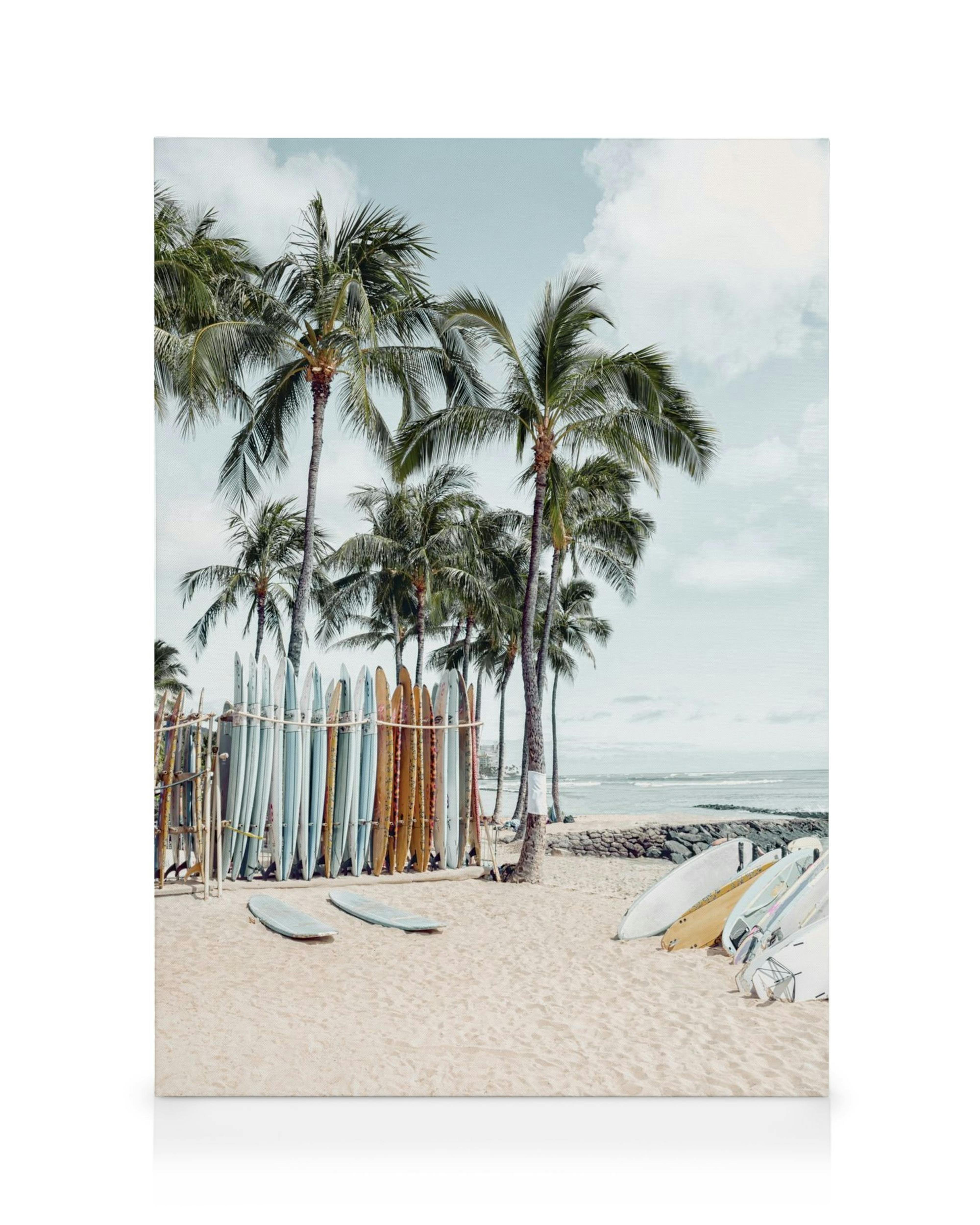 Lienzo de playa Waikiki con palmeras, tablas de surf de colores, cielo azul y océano, tonos de azul, verde, marrón y blanco.