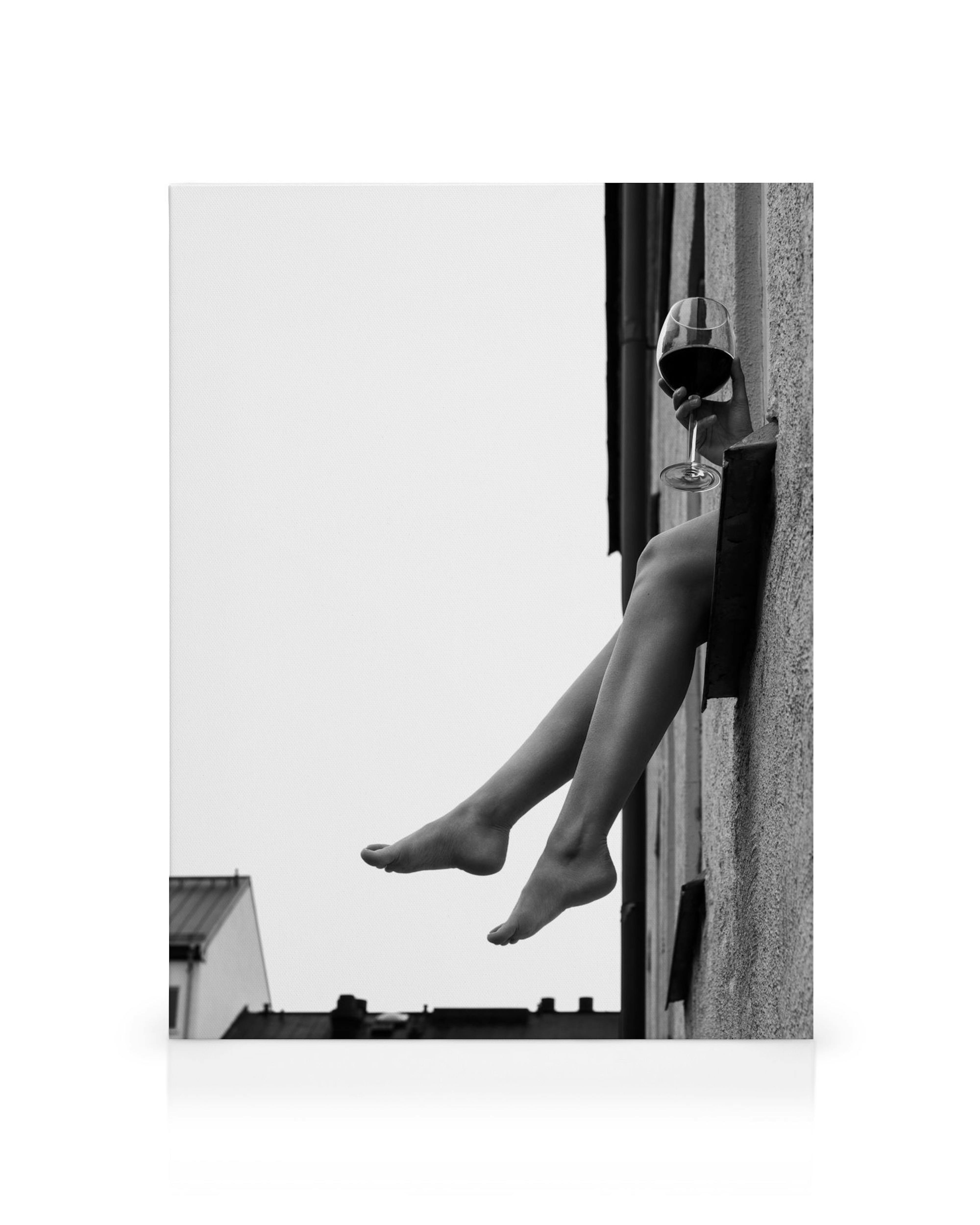Toile noir et blanc avec jambes de femme sortant dune fenêtre, verre de vin rouge