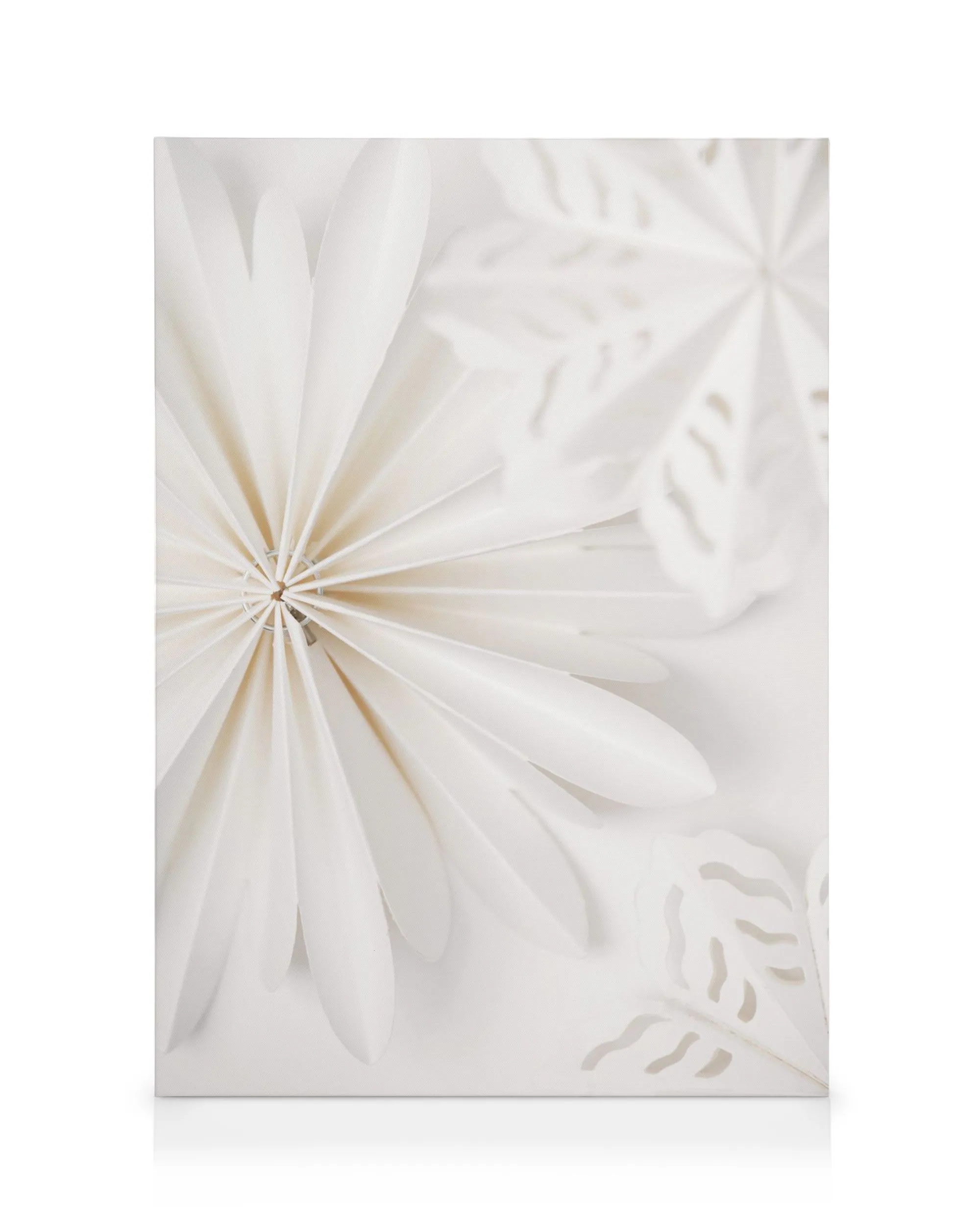 Vit canvastavla med detaljerade pappersblommor i minimalistisk design, vackra för en tavelvägg.