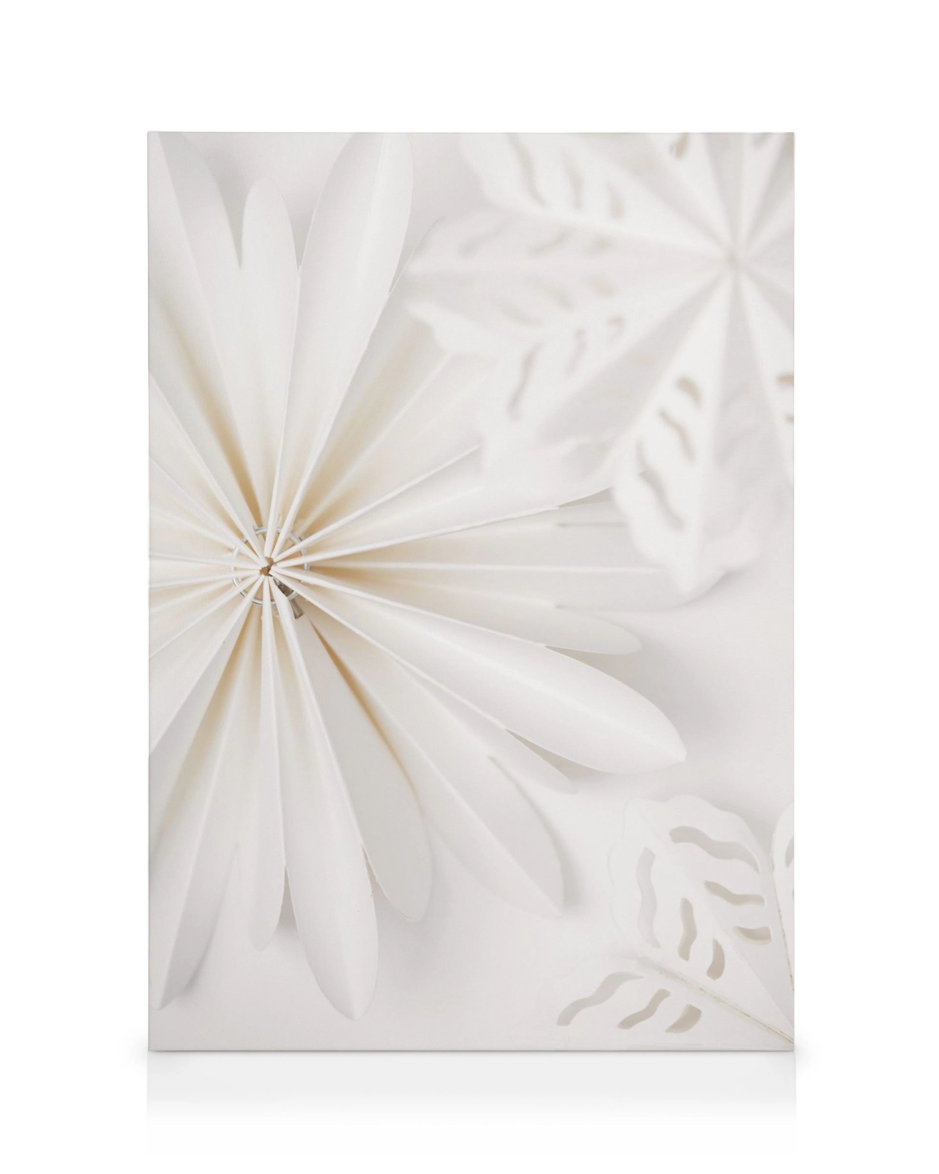 Vit canvastavla med detaljerade pappersblommor i minimalistisk design, vackra för en tavelvägg.