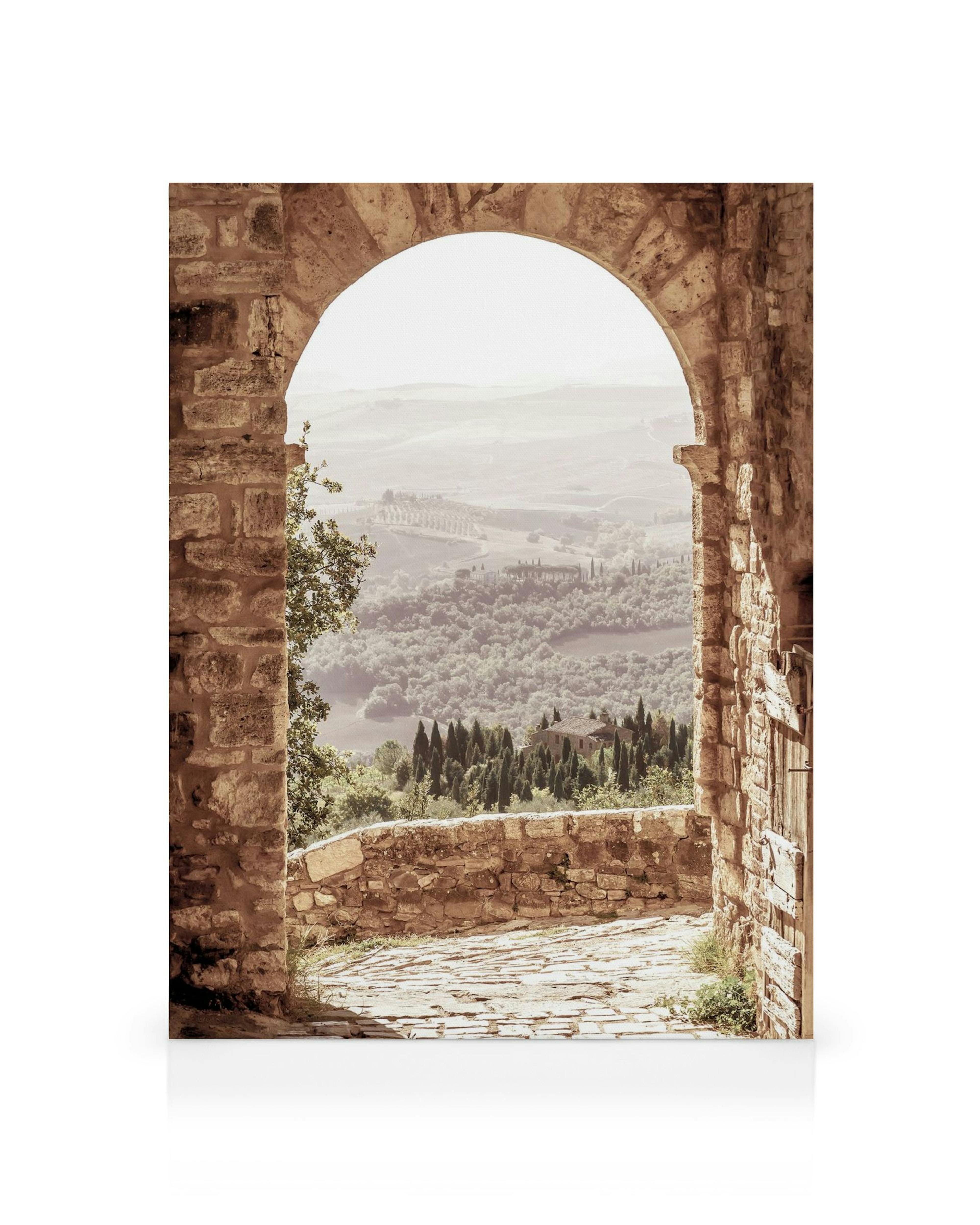 Toile arche en briques brunes, chemin de pierre, collines verdoyantes, couleurs douces et chaudes