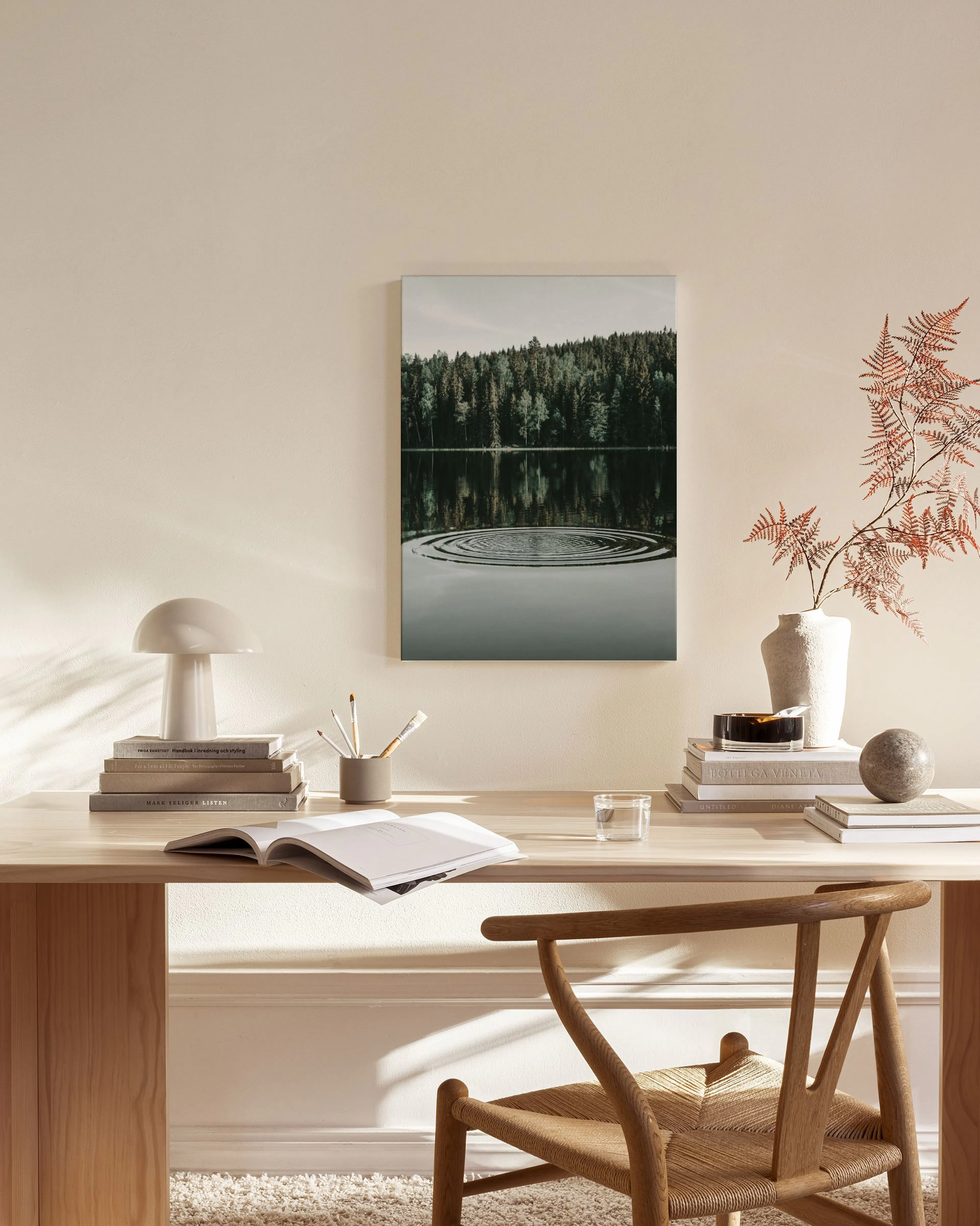 Leinwandbild eines Waldsees mit spiegelnden Bäumen und kreisförmigen Wellen, über einem Sideboard in einem modernen Wohnzimmer.