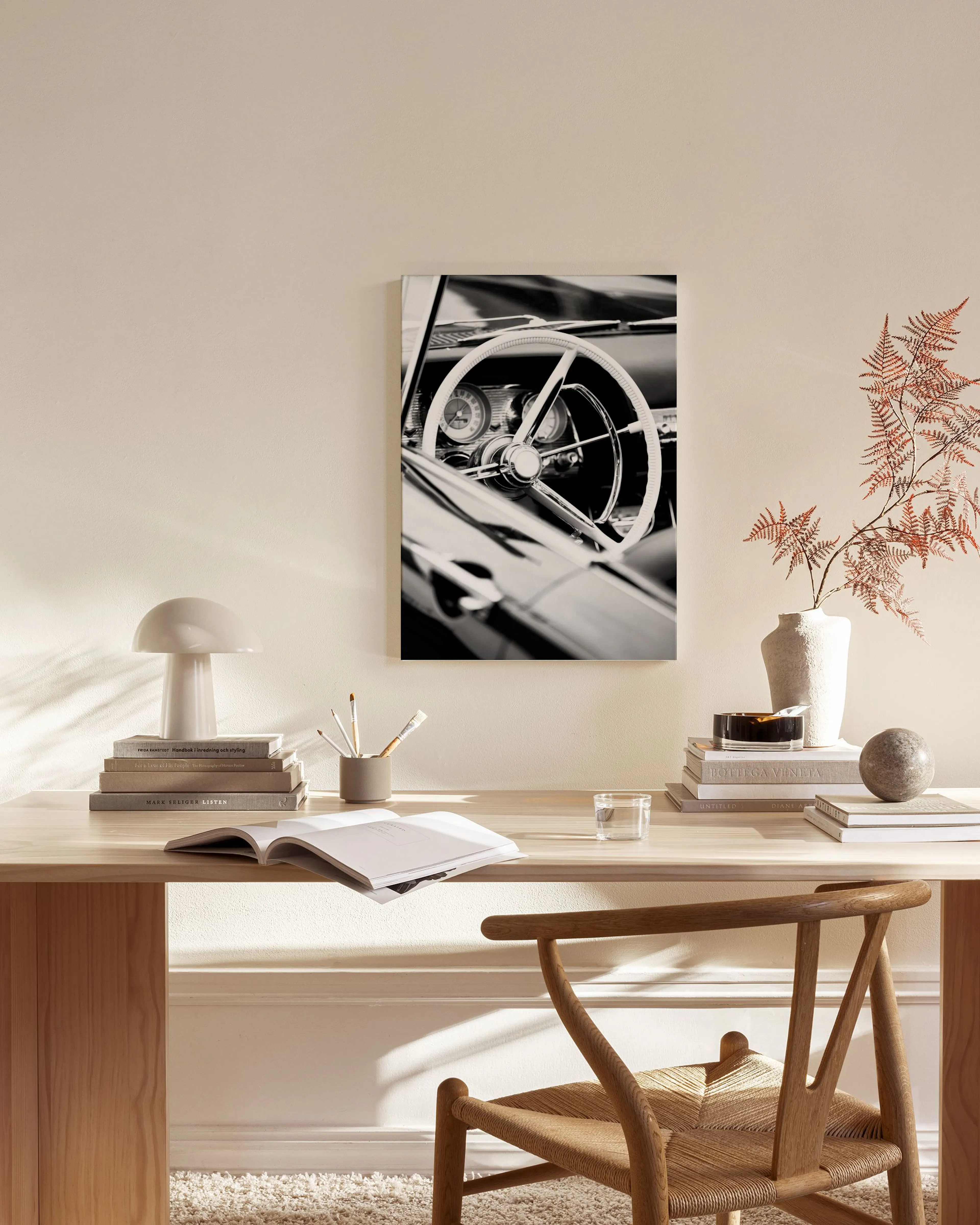Leinwandbild mit schwarz-weißem Interieur eines Oldtimers, Lenkrad und Armaturenbrett, in einem modernen Wohnzimmer.