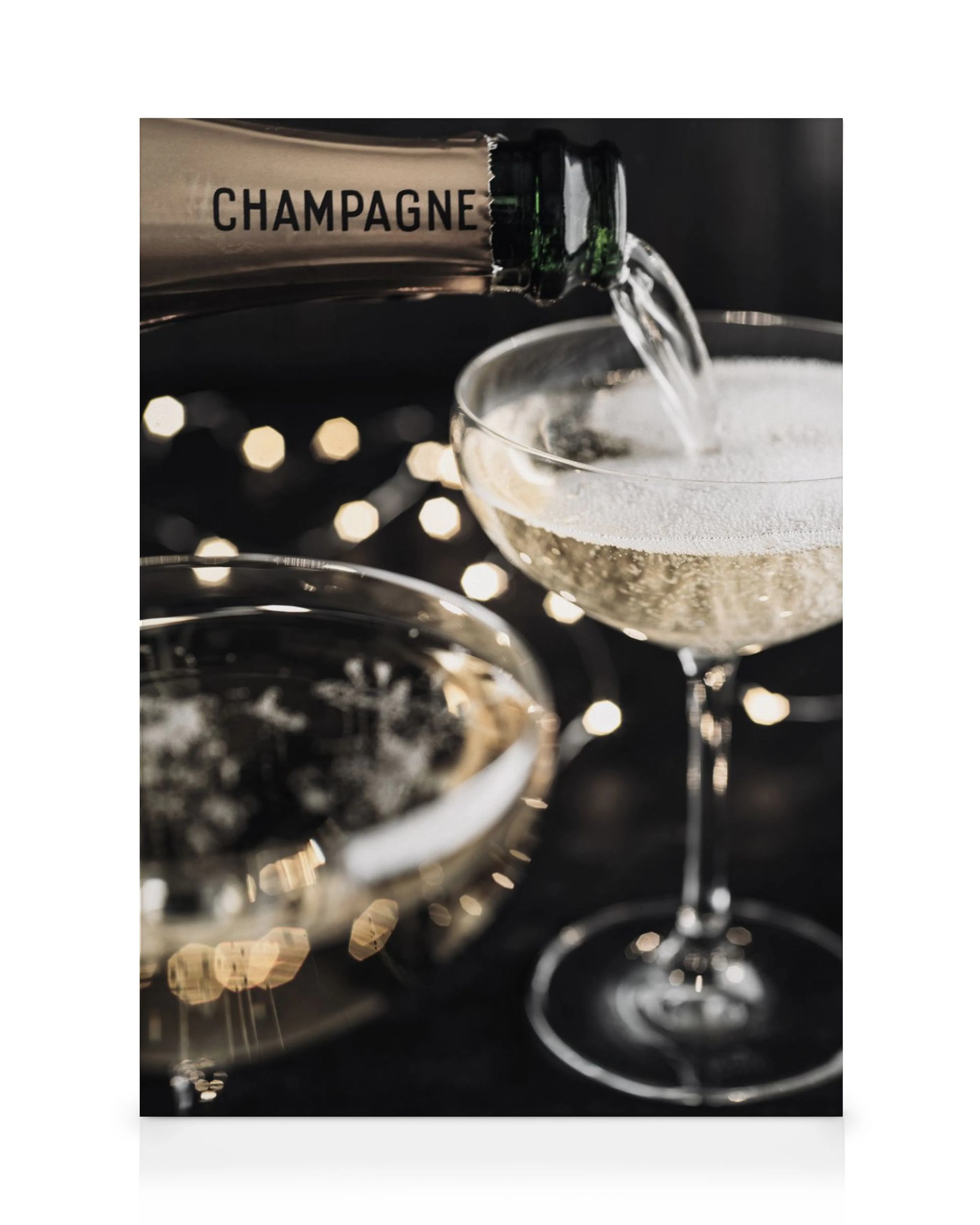 Toile de champagne versé dans un verre, festive et élégante, avec bokeh en arrière-plan. Typographie Champagne sur la bouteille.