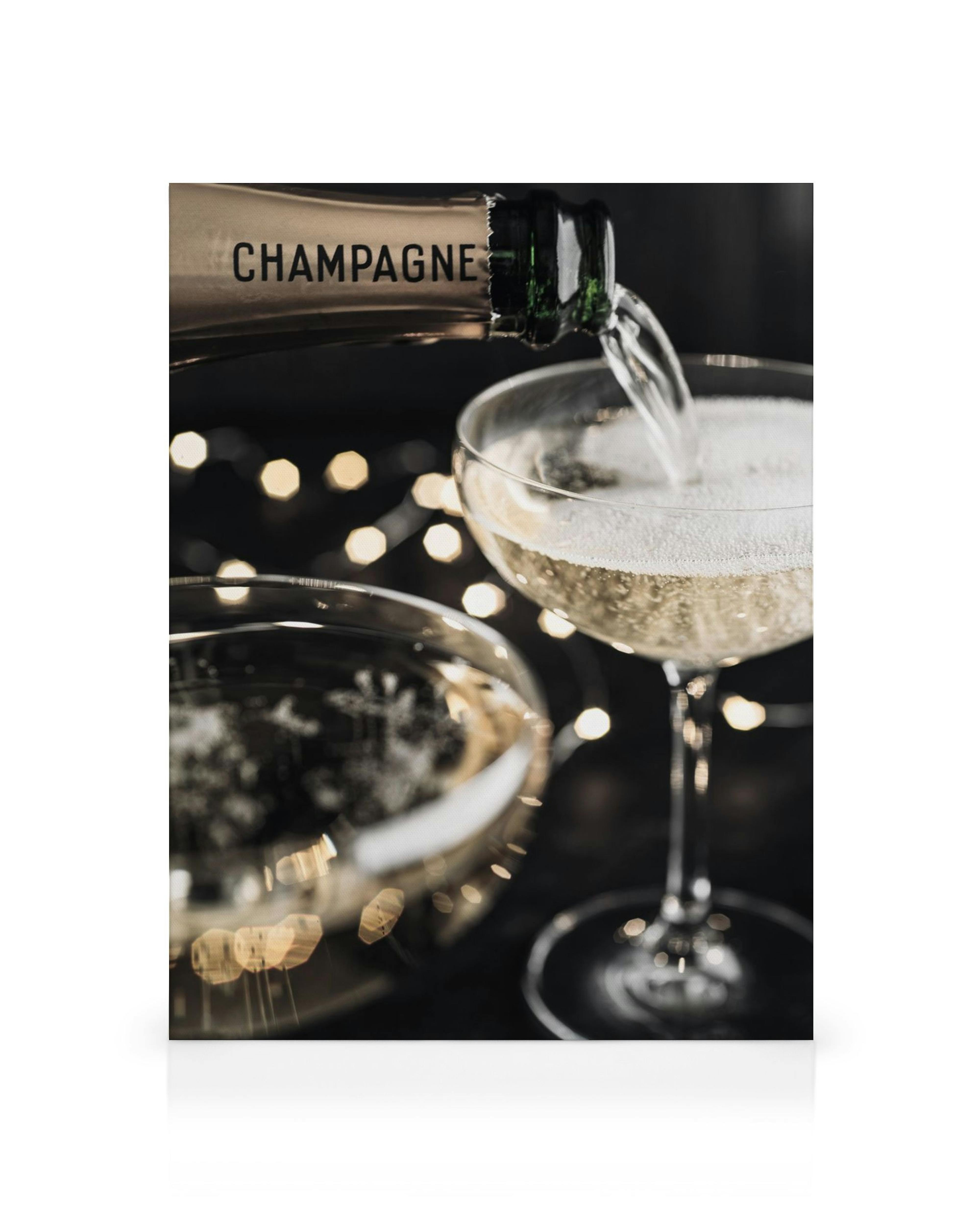 Toile de champagne versé dans un verre, festive et élégante, avec bokeh en arrière-plan. Typographie Champagne sur la bouteille.