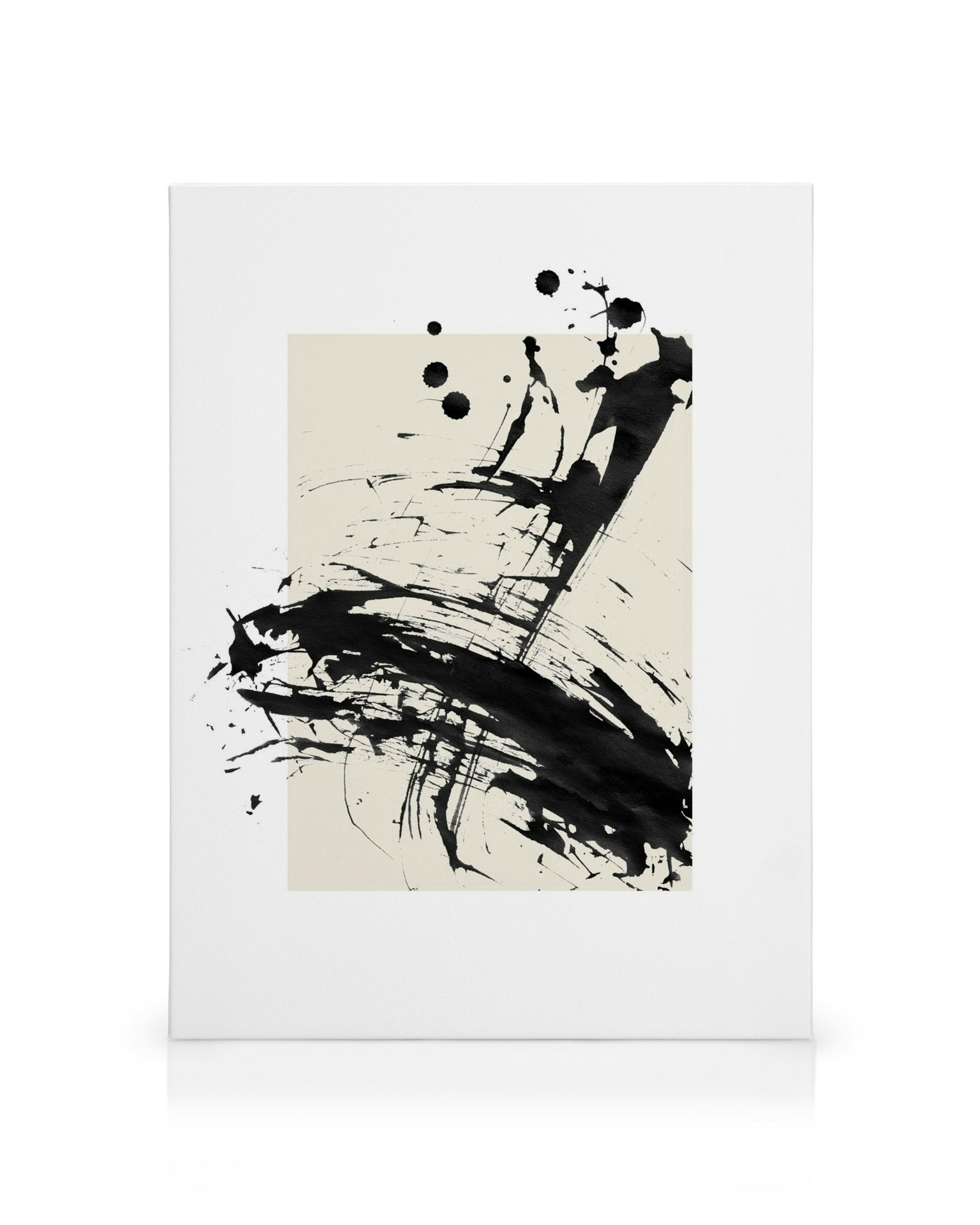 Toile abstraite avec éclaboussures et traînées dencre noire sur un carré beige clair, typographie moderne et minimaliste.