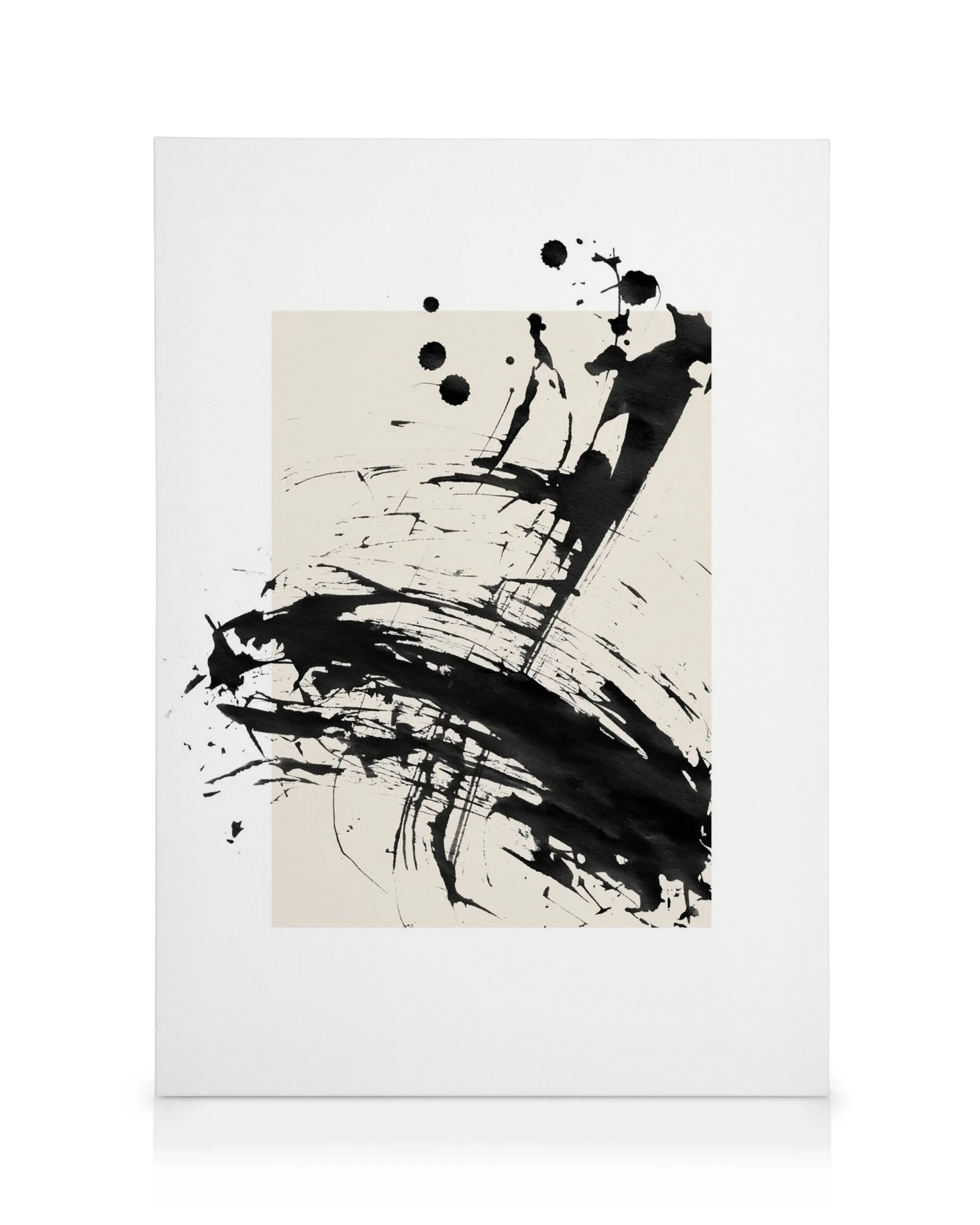 Tela com manchas e pinceladas abstratas de tinta preta sobre um quadrado bege, estilo minimalista.