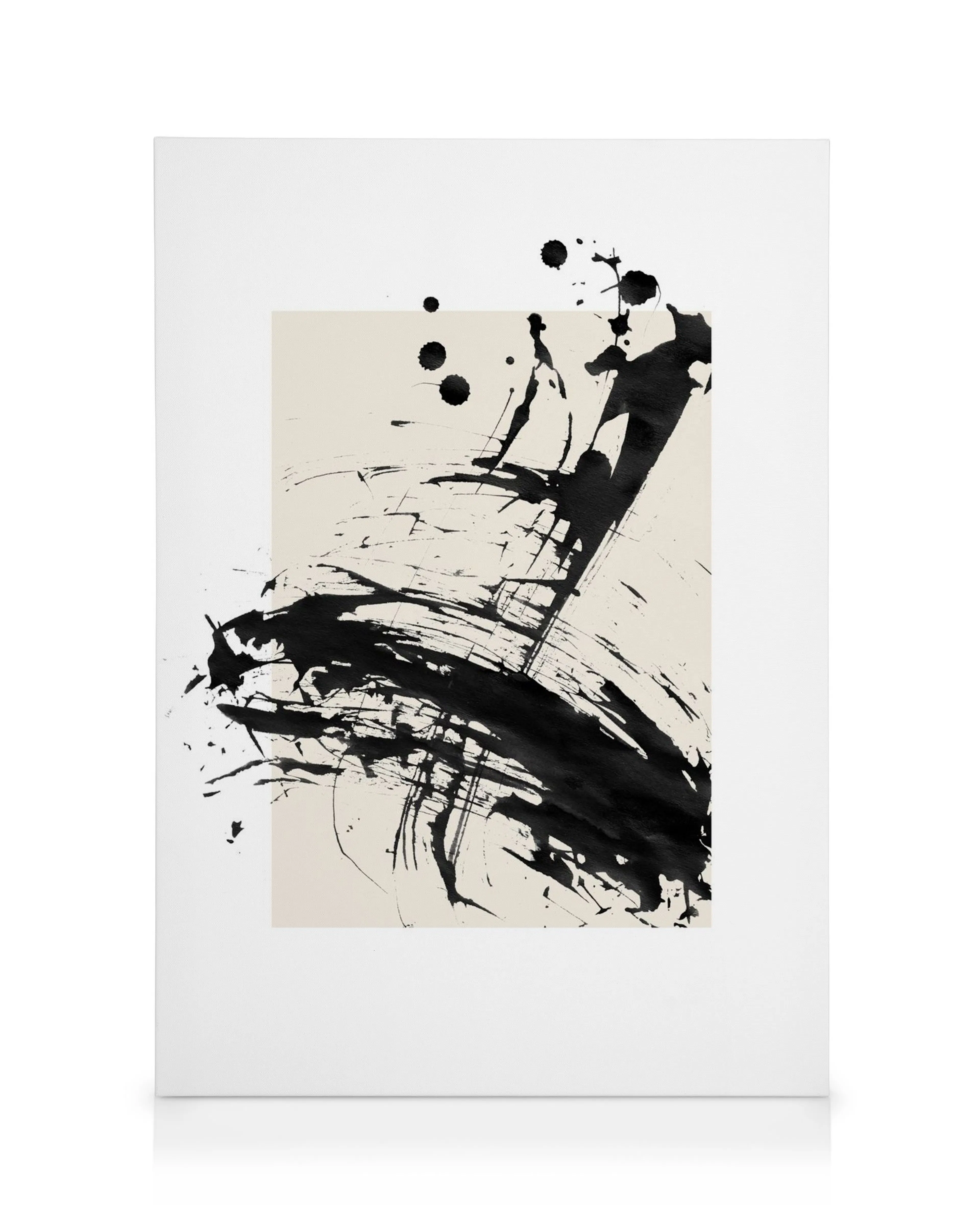 Tela com manchas e pinceladas abstratas de tinta preta sobre um quadrado bege, estilo minimalista.