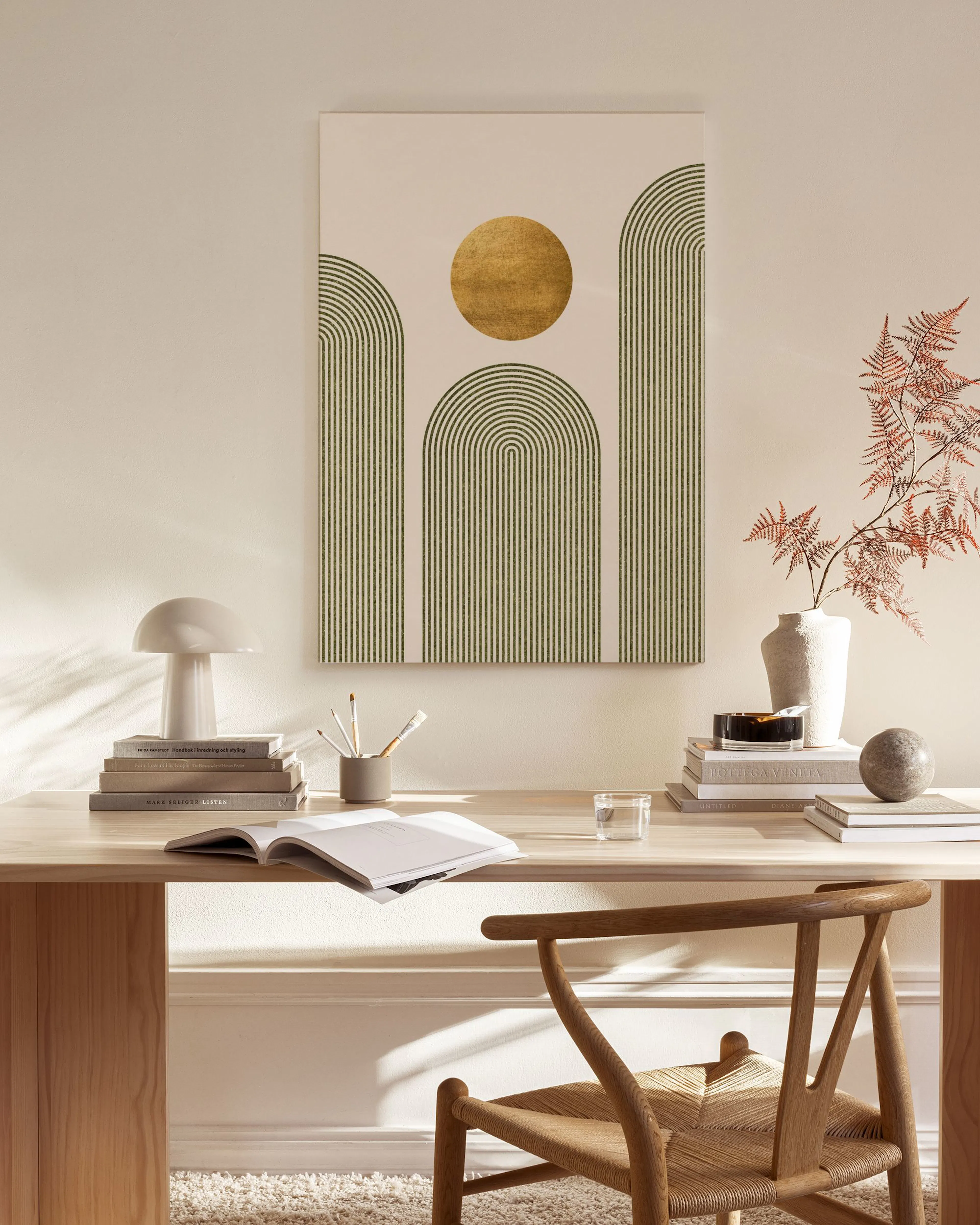 Leinwandbild mit goldenem Kreis und grünen Bogenmustern, hängend in einem stilvollen Wohnzimmer über einem Sideboard.