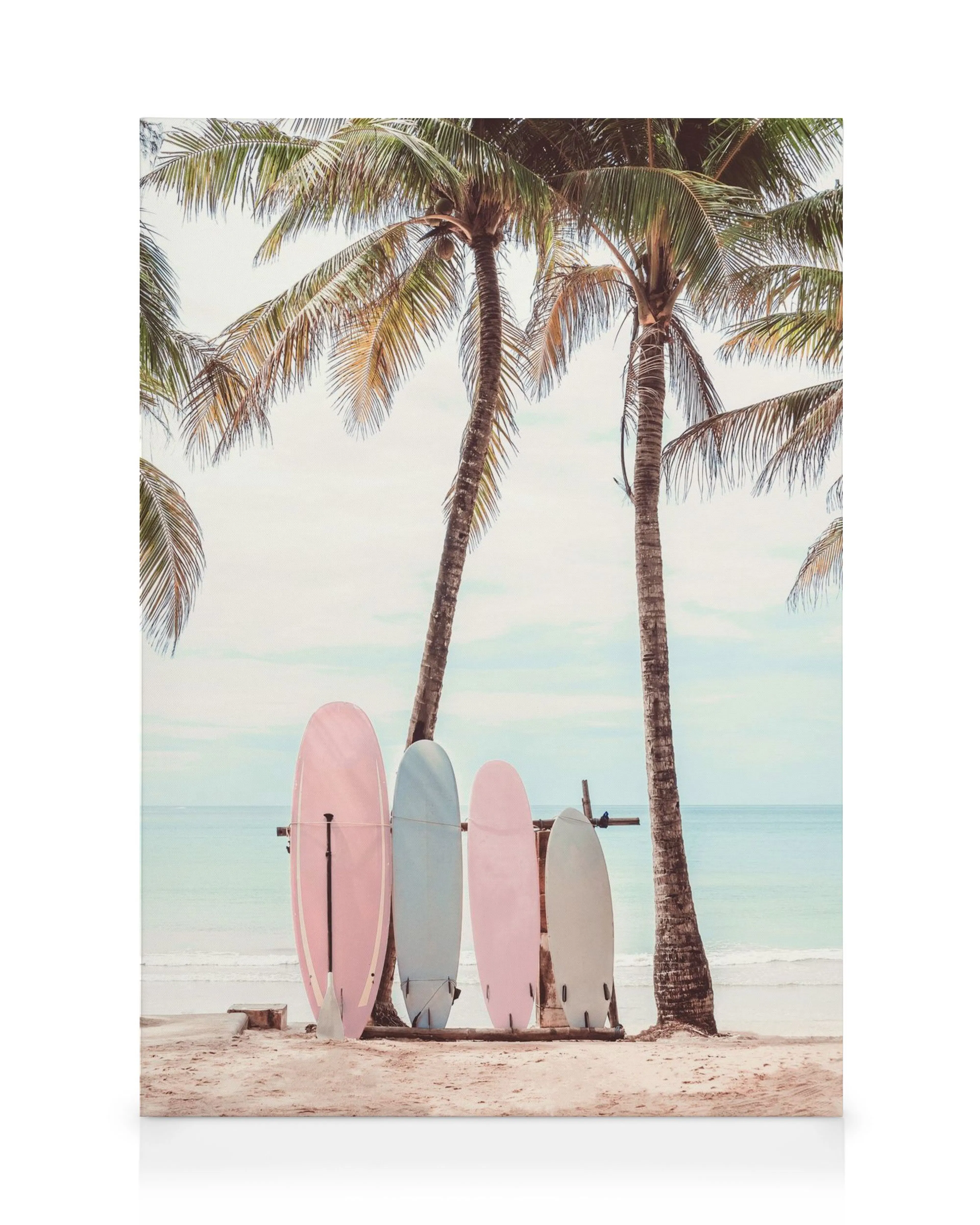 Toile de planches de surf pastel sur plage de sable, palmiers et mer bleue