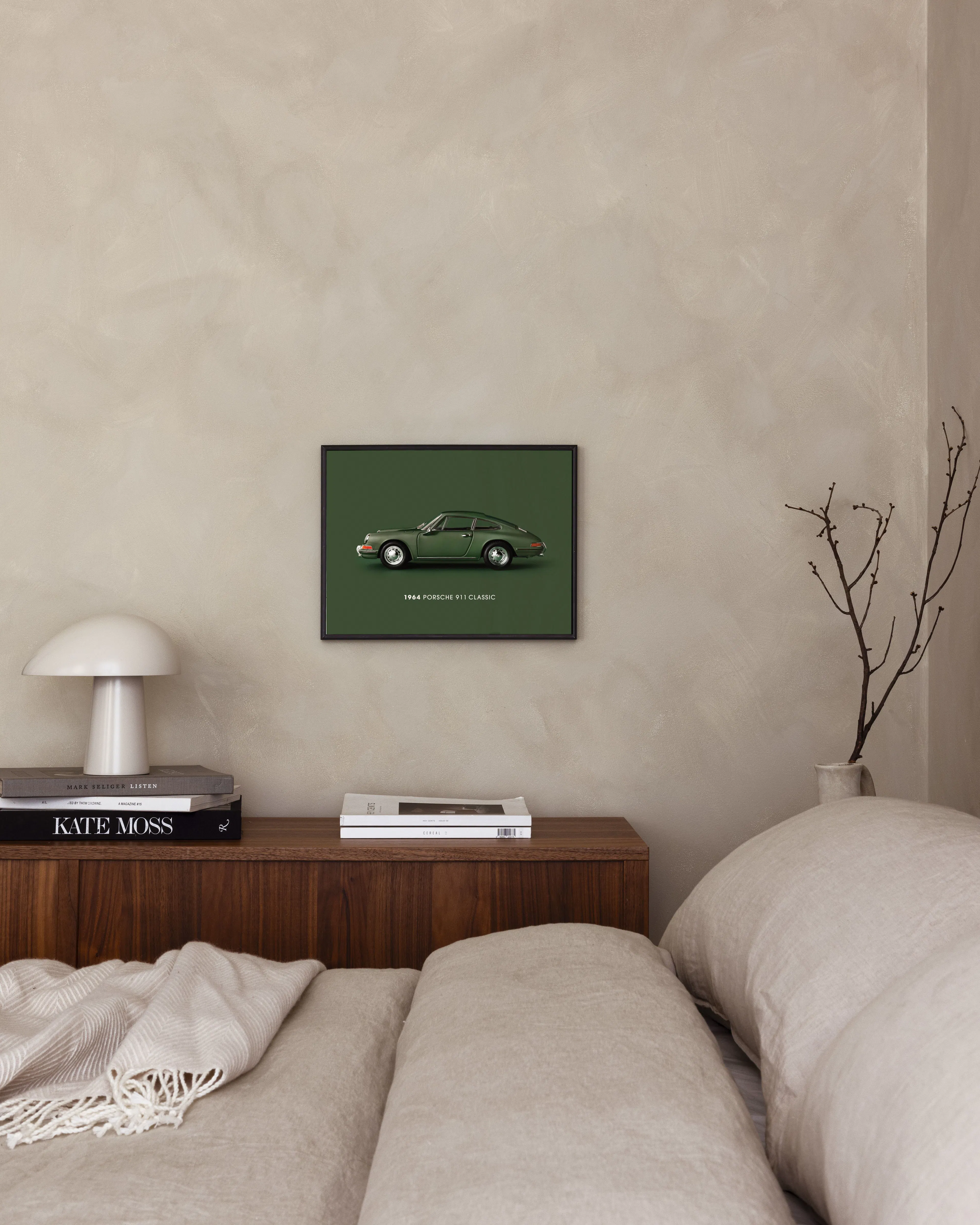 Poster van een klassieke groene Porsche 911 uit 1964, hangend boven een houten nachtkastje in een slaapkamer.