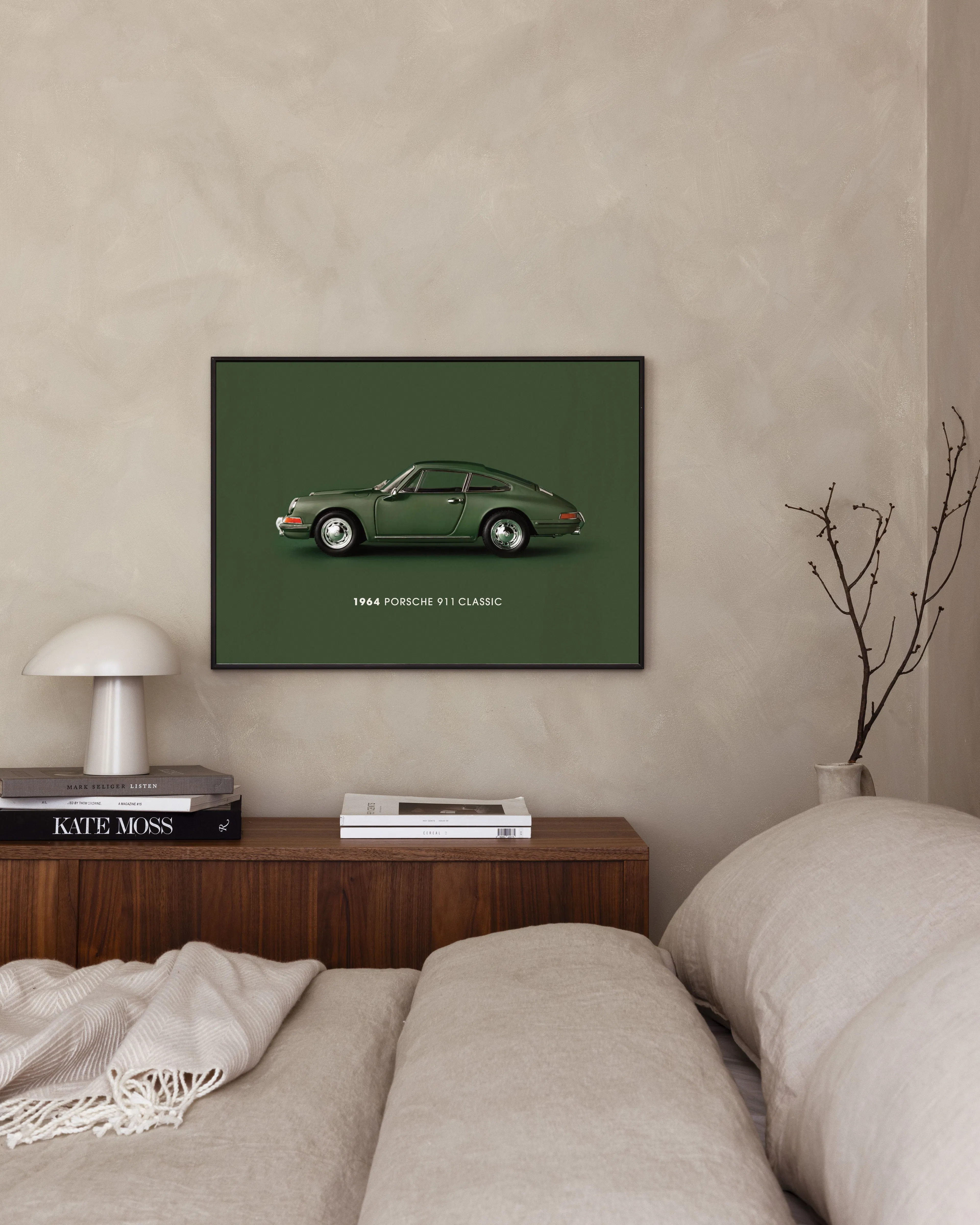 Poster van een klassieke groene Porsche 911 uit 1964, hangend boven een houten nachtkastje in een slaapkamer.