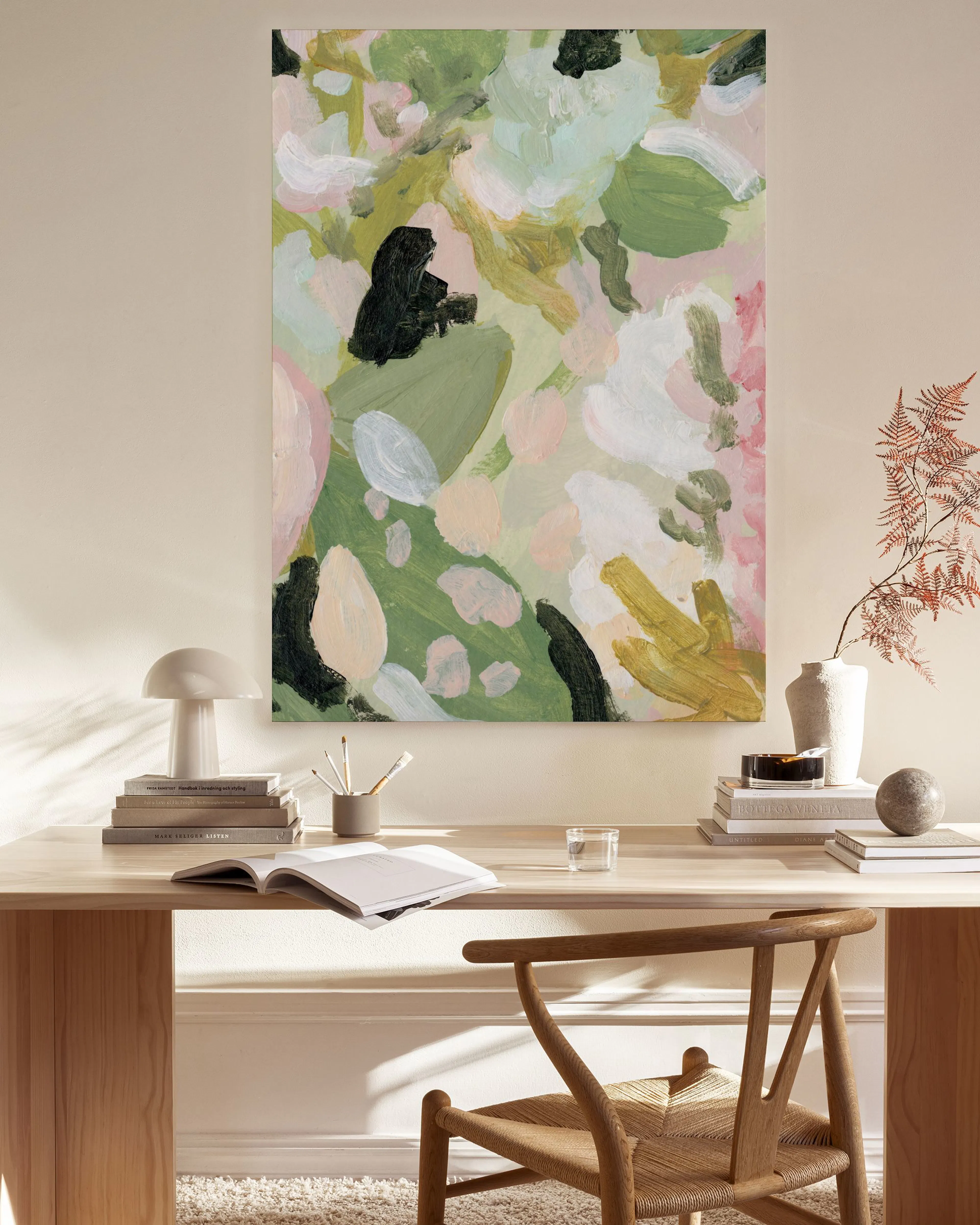 Blumiges Leinwandbild in Grün-, Rosé- und Beige-Tönen, hängend über einem Sideboard in einem modernen Wohnzimmer.